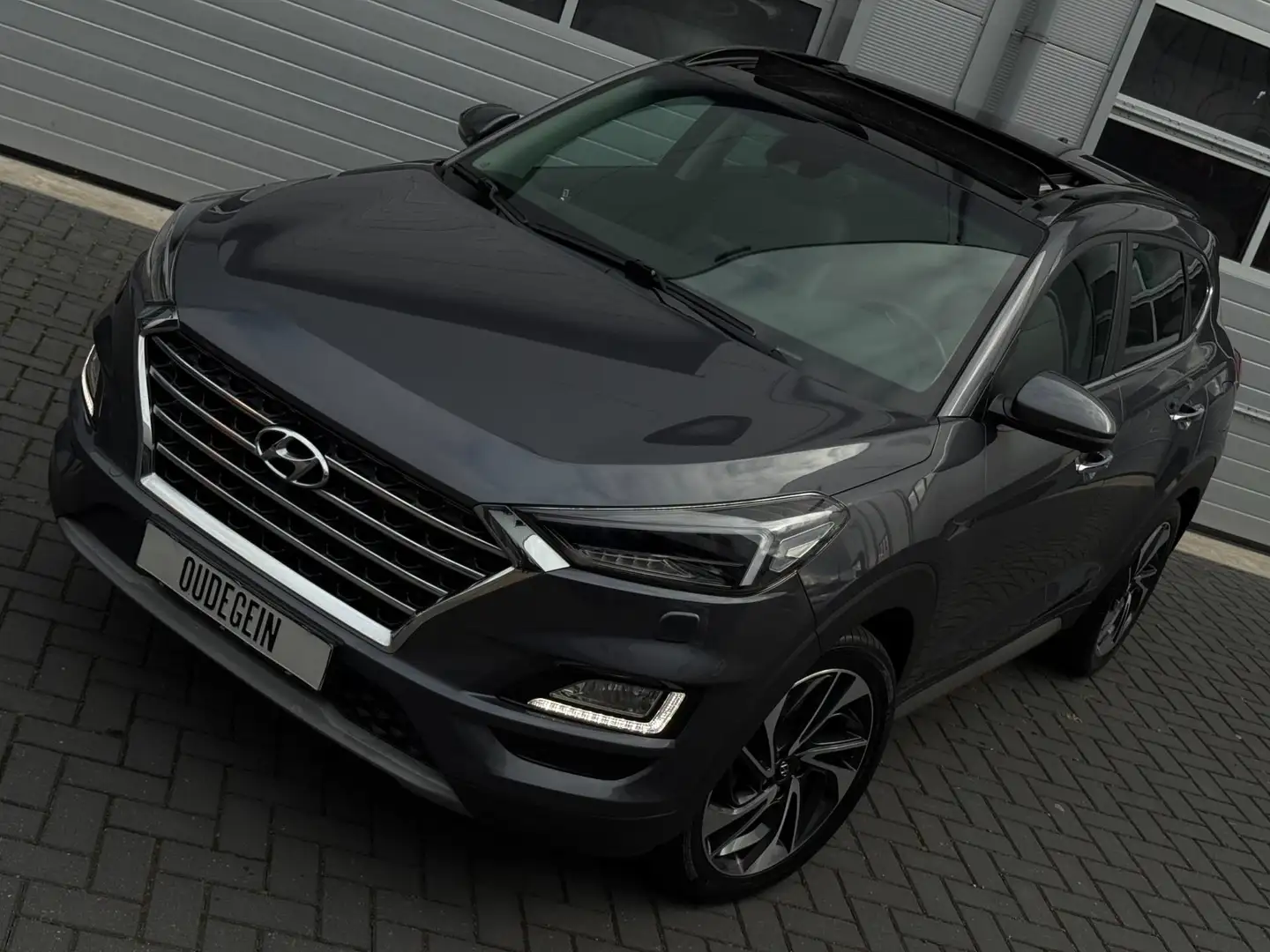 Hyundai TUCSON 1.6 T-GDI 4WD Premium / Pano / 360 Camera / Adapti Grijs - 2