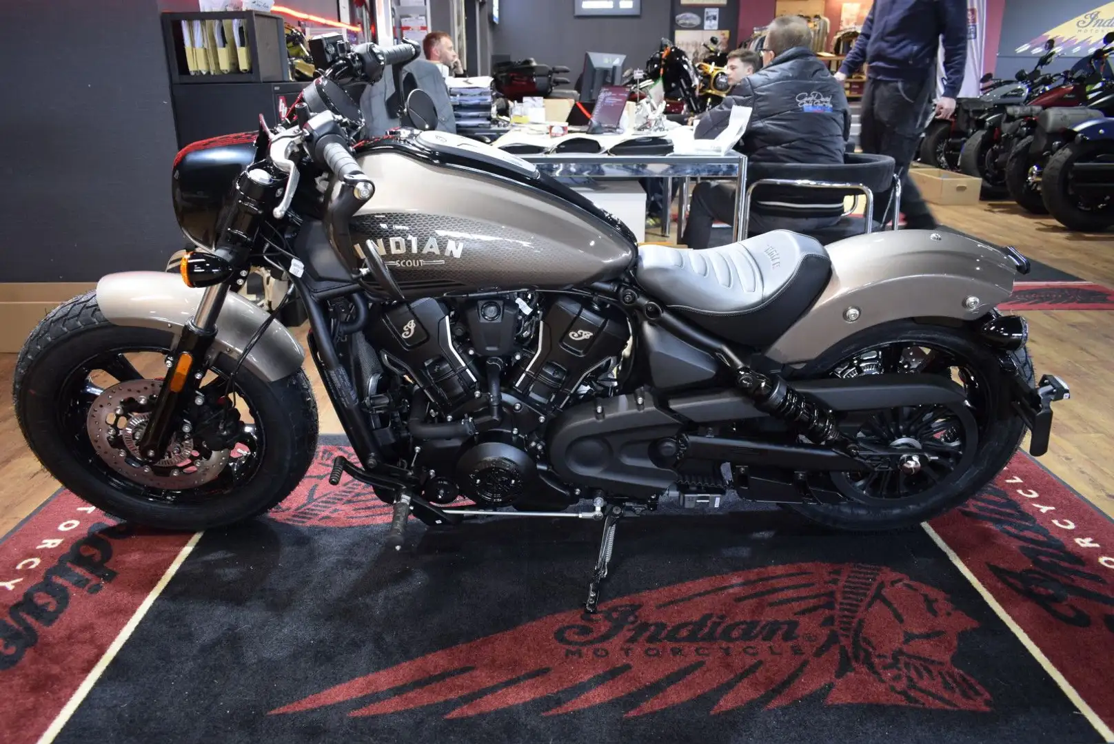 Indian Scout Bobber Limited+Tec NaraBronce vor Ort Barna - 2