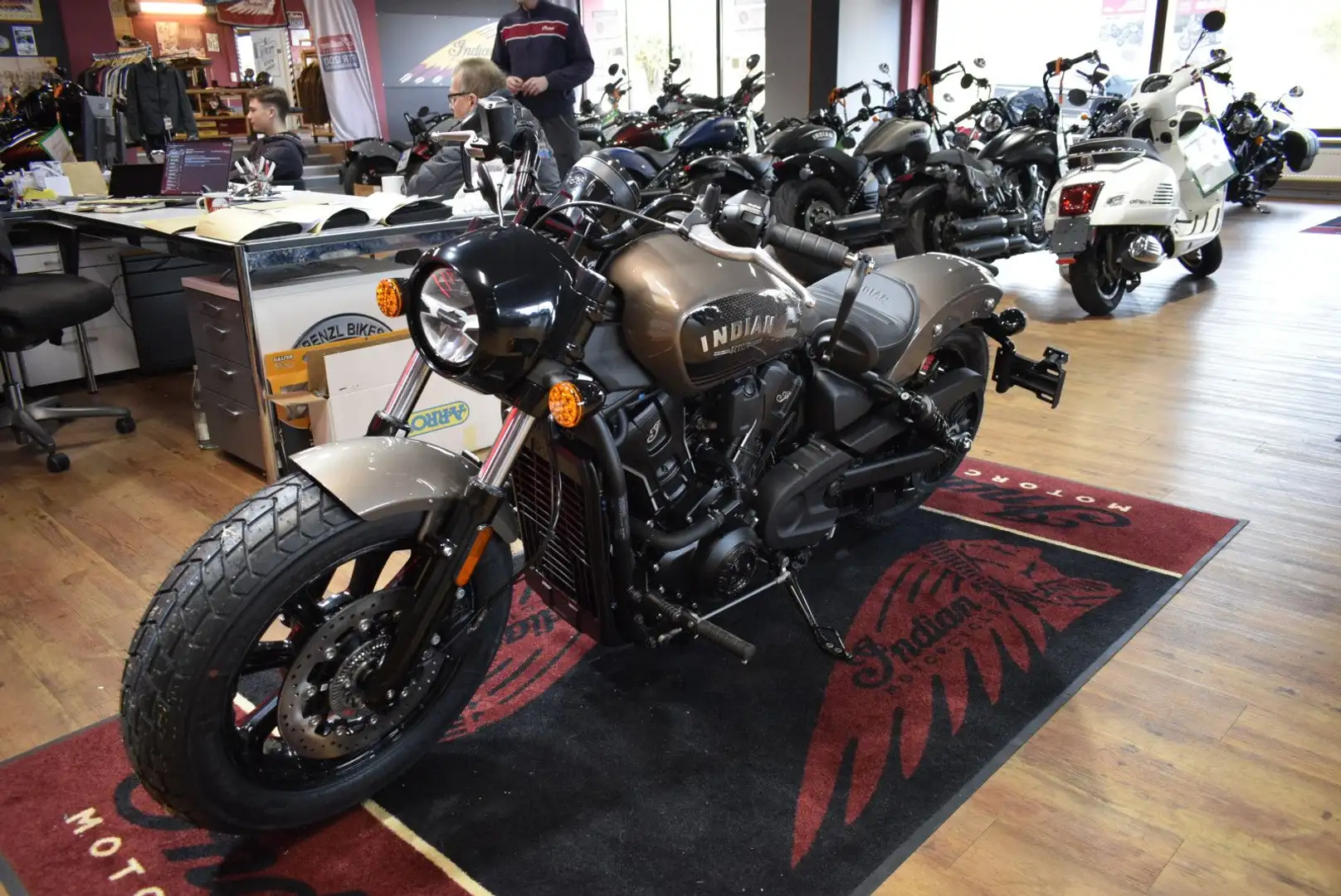Indian Scout Bobber Limited+Tec NaraBronce vor Ort Barna - 1