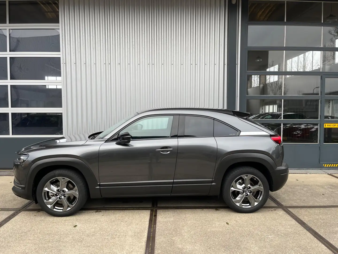 Mazda MX-30 E-SkyActiv 145 First Edition 36 kWh Grijs - 2