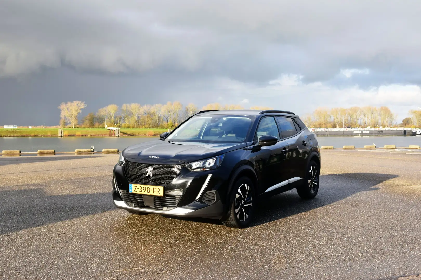 Peugeot e-2008 EV Act.Pack 50 kWh Schwarz - 1