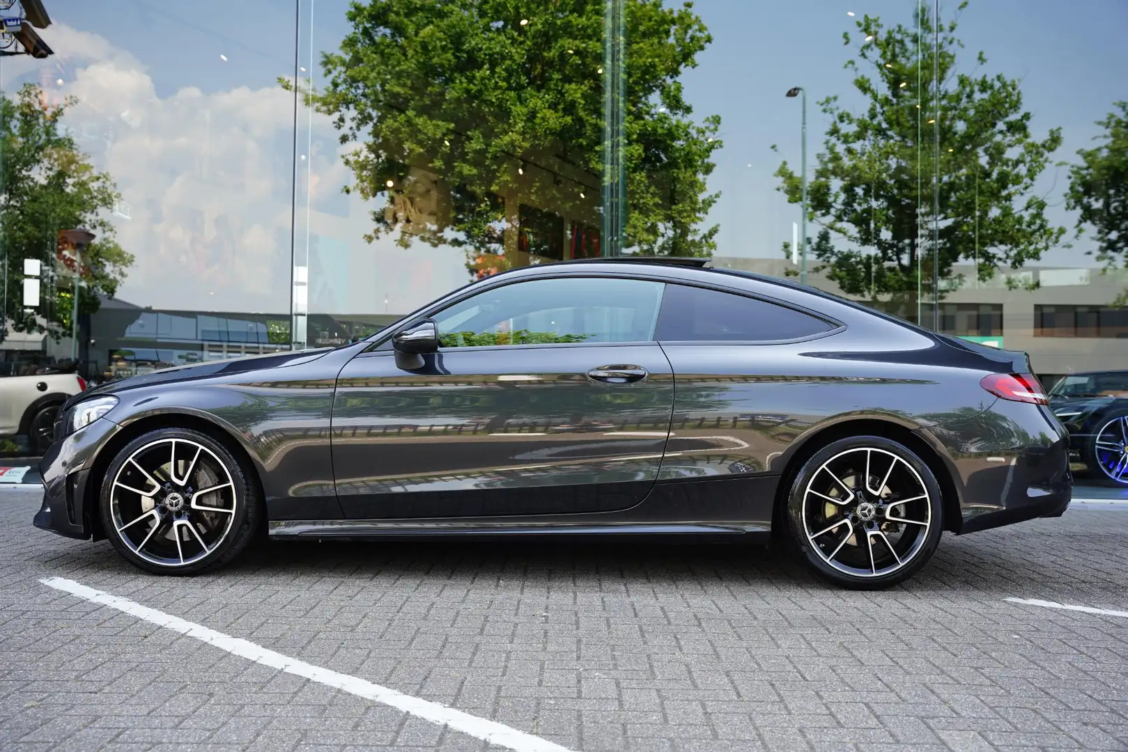 Mercedes-Benz C 300 Coupé Premium Plus Pack Panoramadak Grijs - 2