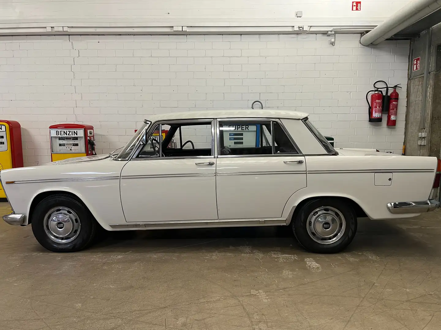 Fiat 2300 Alb - 1