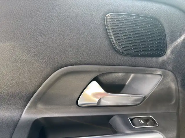 Mercedes-Benz GLB view 13