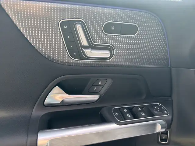 Mercedes-Benz GLB view 10