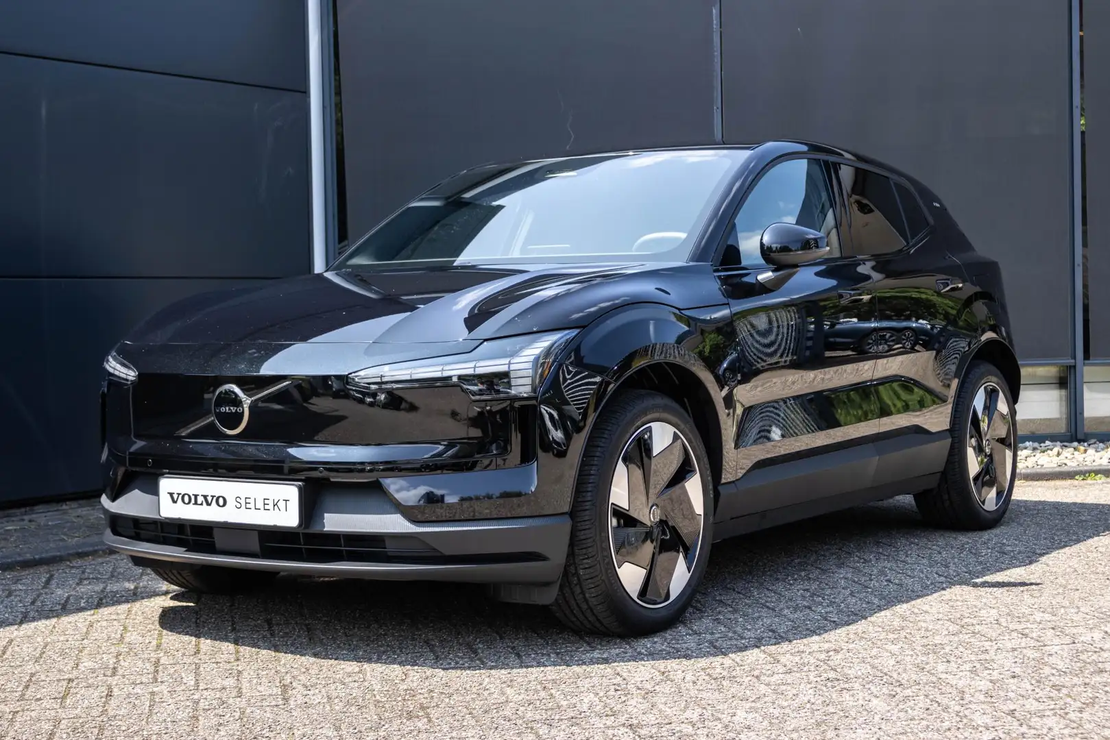 Volvo EX30 Single Motor Extended Range Plus 69 kWh | Direct B Zwart - 1