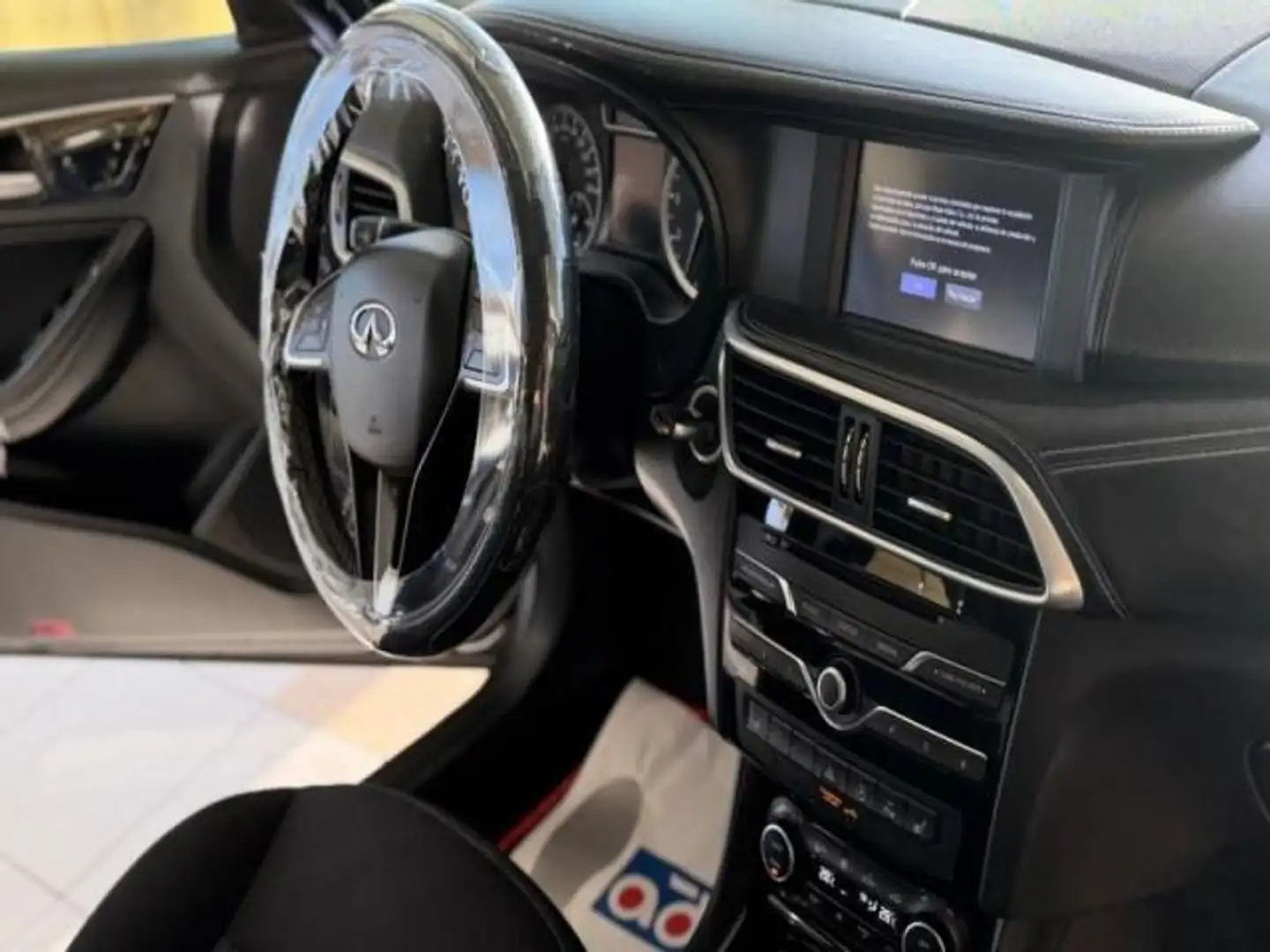 Infiniti Q30 1.6tc Premium 7DCT 156 Orange - 2