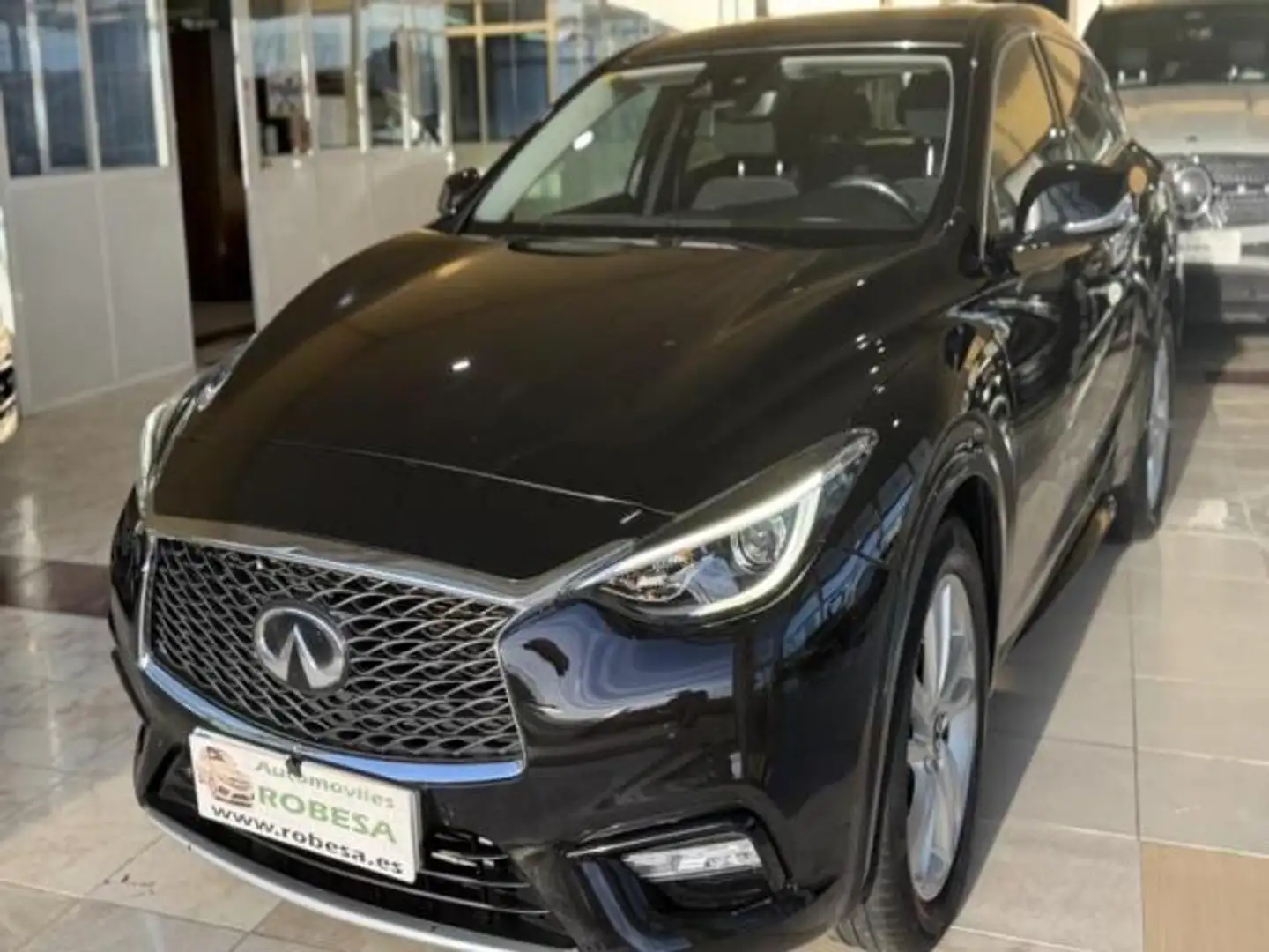 Infiniti Q30 1.6tc Premium 7DCT 156 Orange - 1