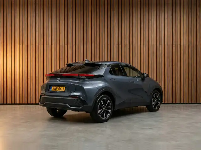 Toyota C-HR view 3