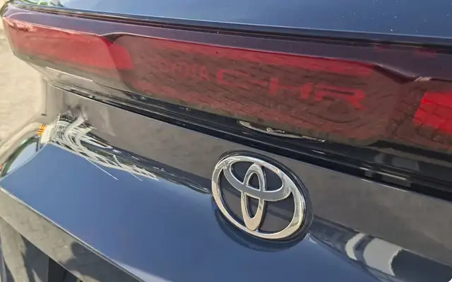 Toyota C-HR view 10