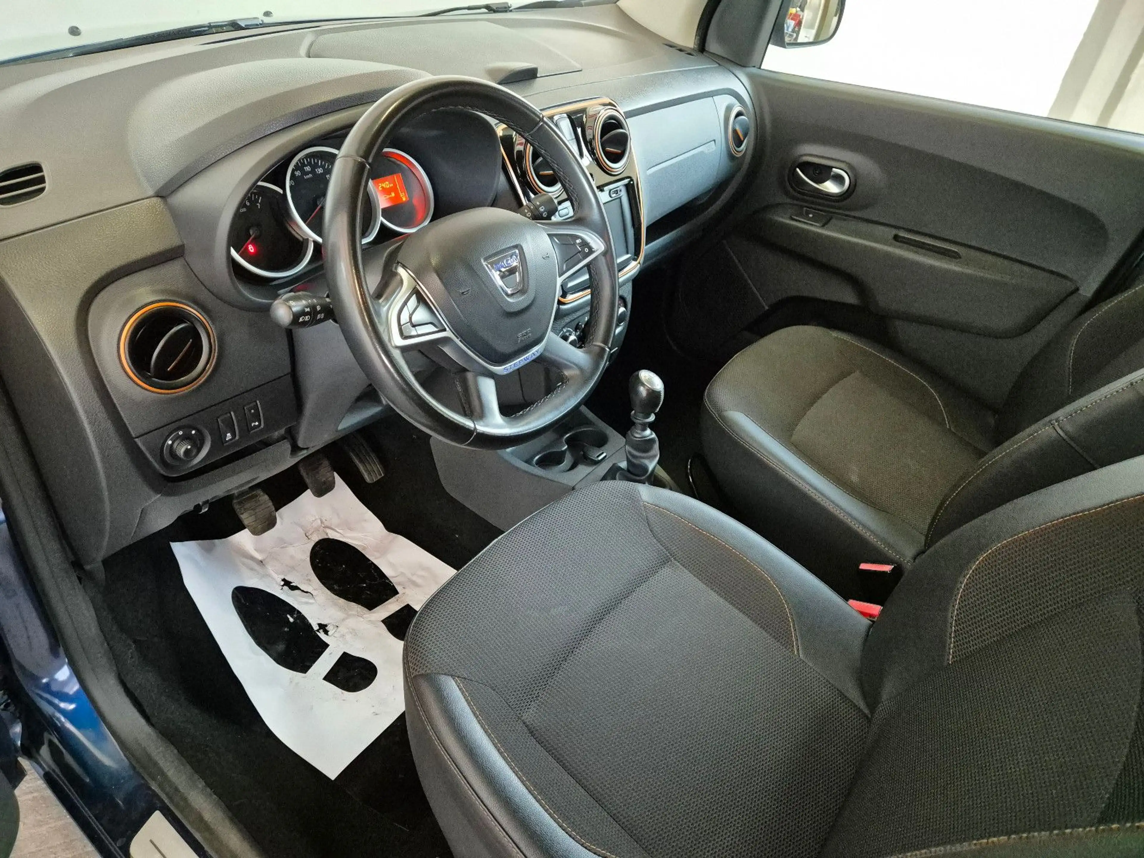 Dacia Lodgy Stepway Celebration, inkl. 1 Jahr Garantie — photo 18