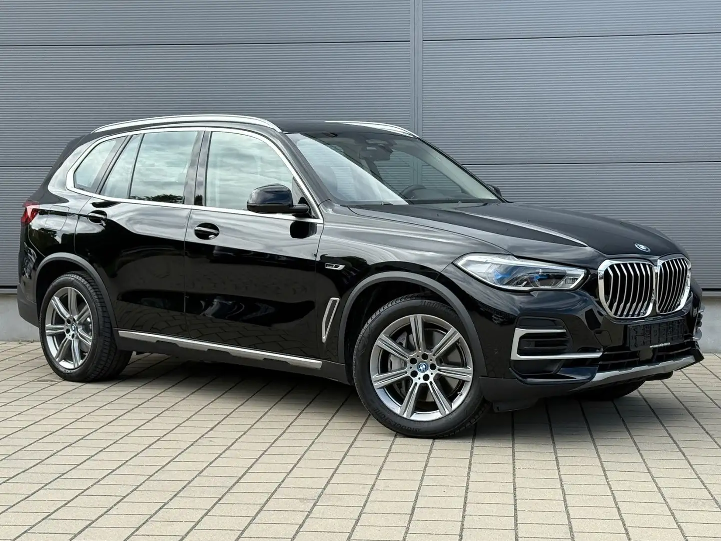 BMW X5 xDrive 45e xLine*2-Achs Luft*Pano*DrivAssPro* Чёрный - 2