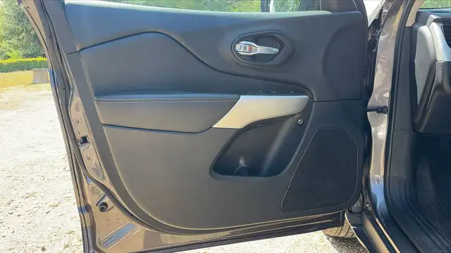 Jeep Cherokee view 7