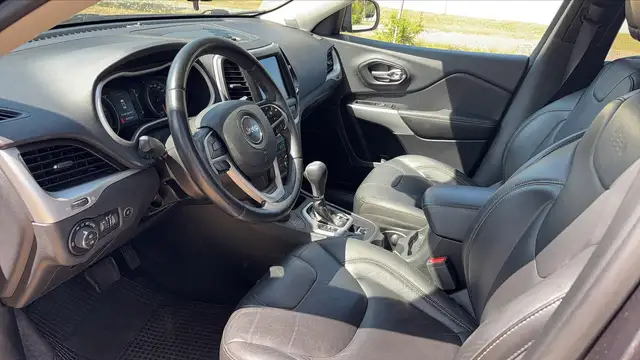 Jeep Cherokee view 8
