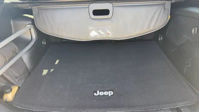Jeep Cherokee view 14