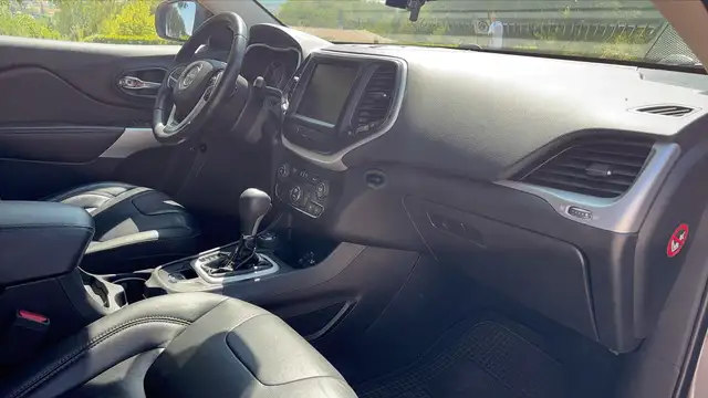 Jeep Cherokee view 10