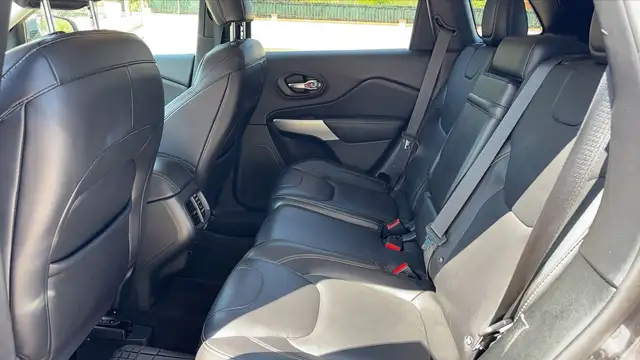 Jeep Cherokee view 9
