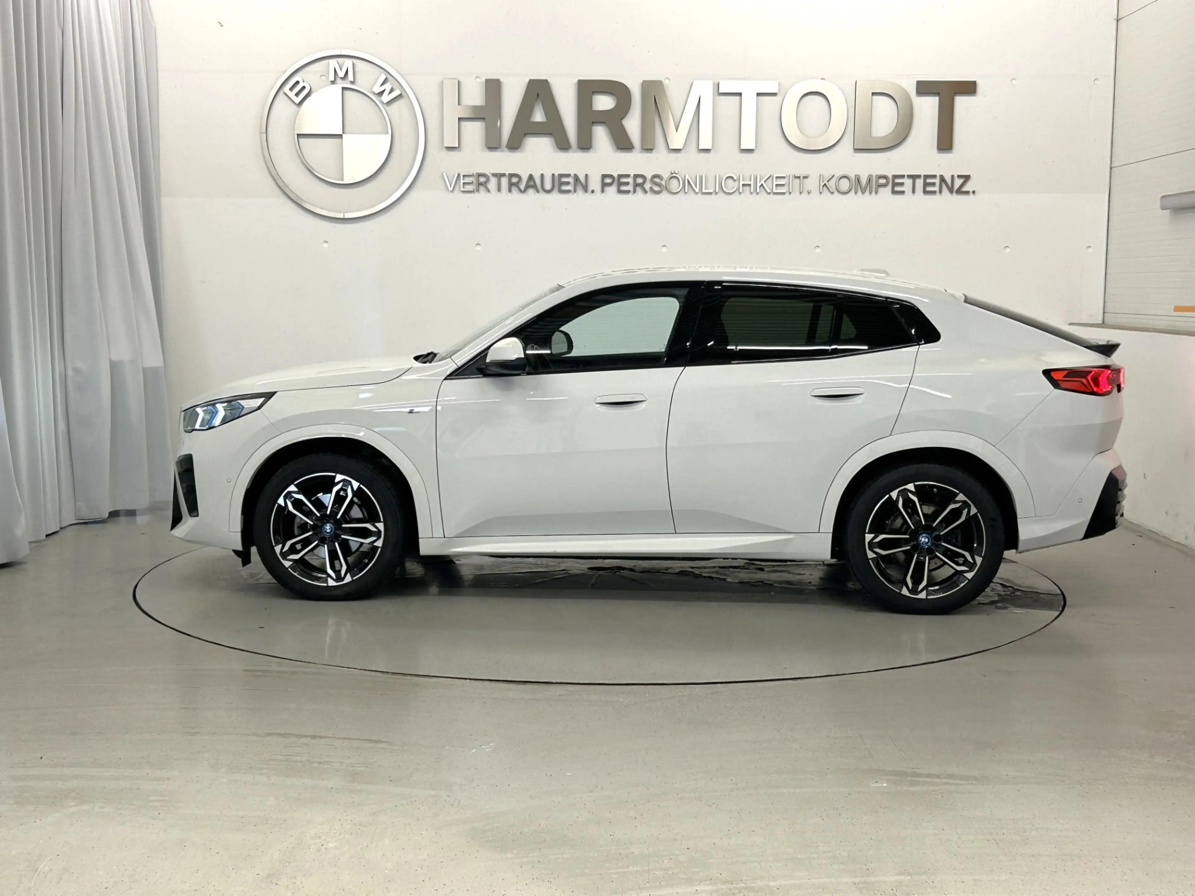 BMW iX2 eDrive20 *M-Sport / Paket-Care / AHV / Innovationspaket* — photo 5