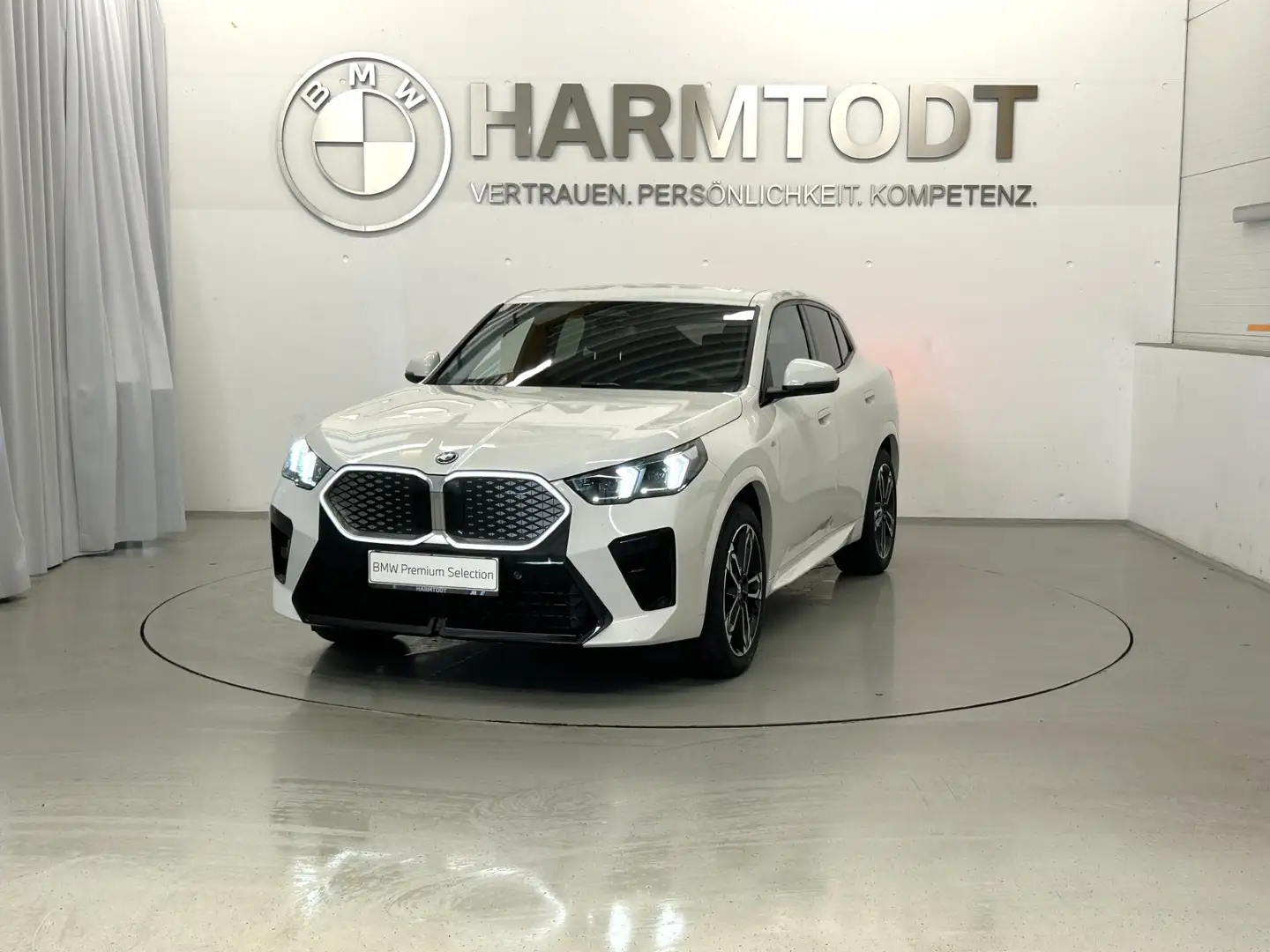 BMW iX2 eDrive20 *M-Sport / Paket-Care / AHV / Innovationspaket* Weiß - 2
