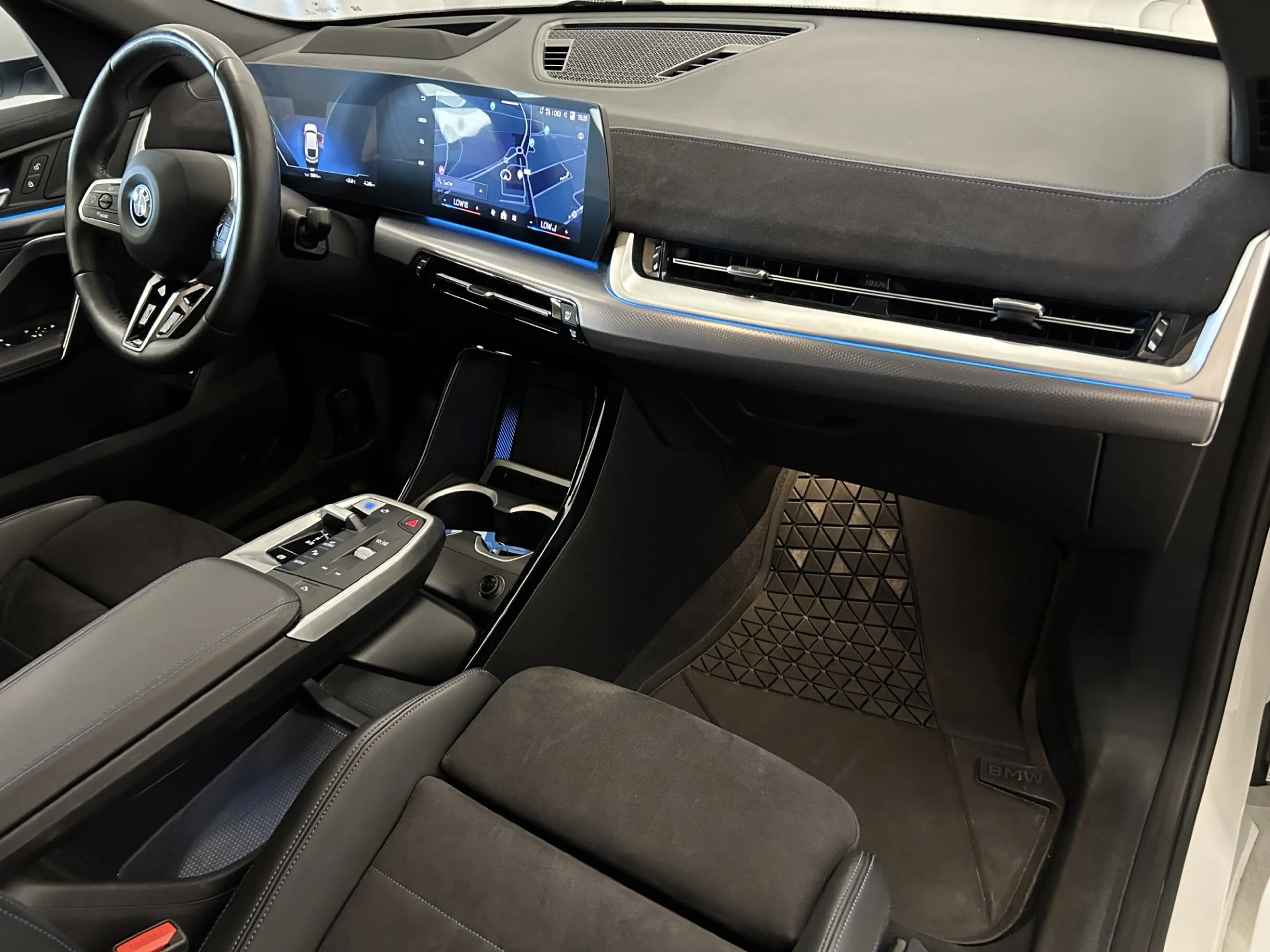 BMW iX2 eDrive20 *M-Sport / Paket-Care / AHV / Innovationspaket* — photo 10