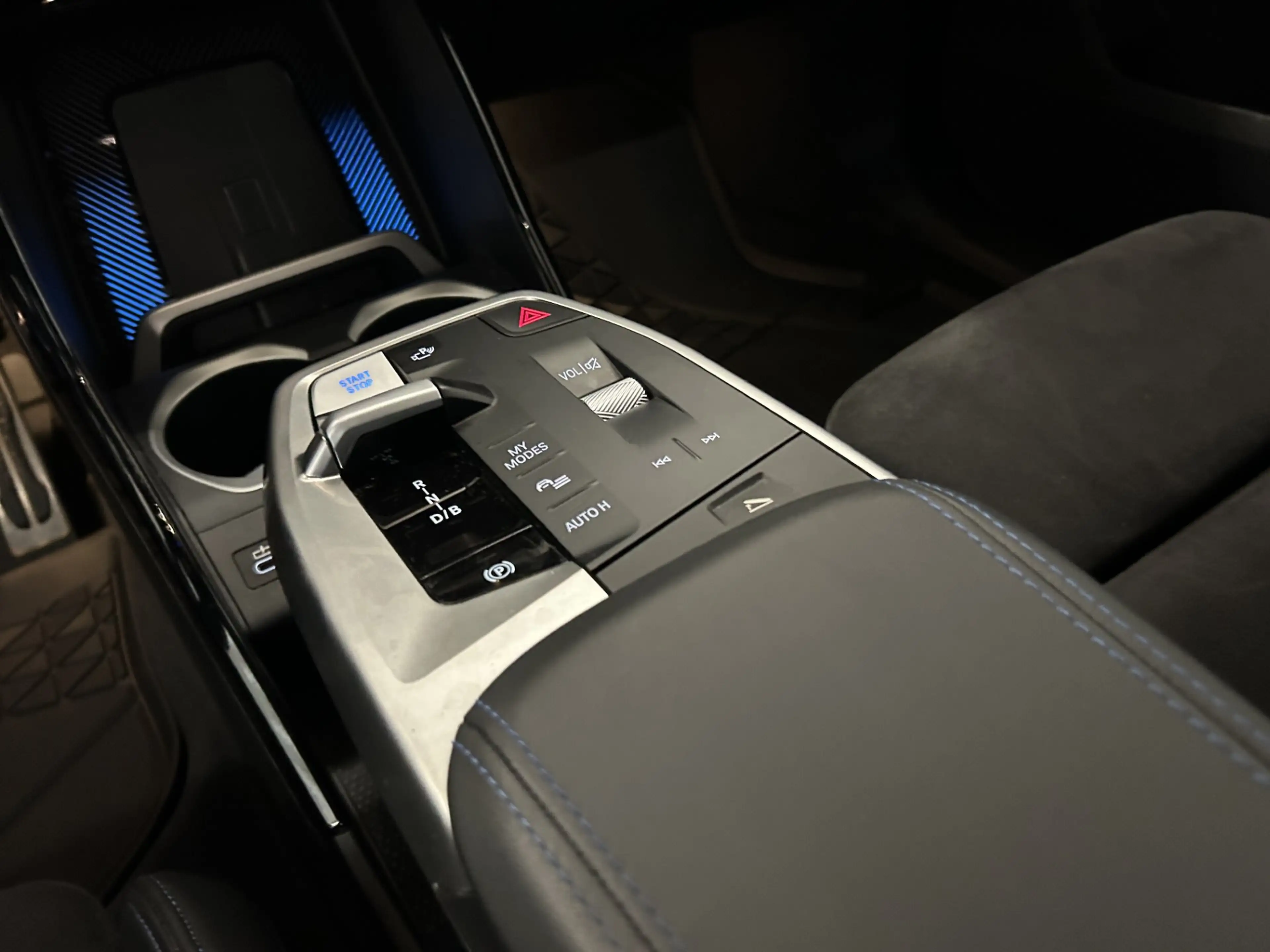 BMW iX2 eDrive20 *M-Sport / Paket-Care / AHV / Innovationspaket* — photo 14