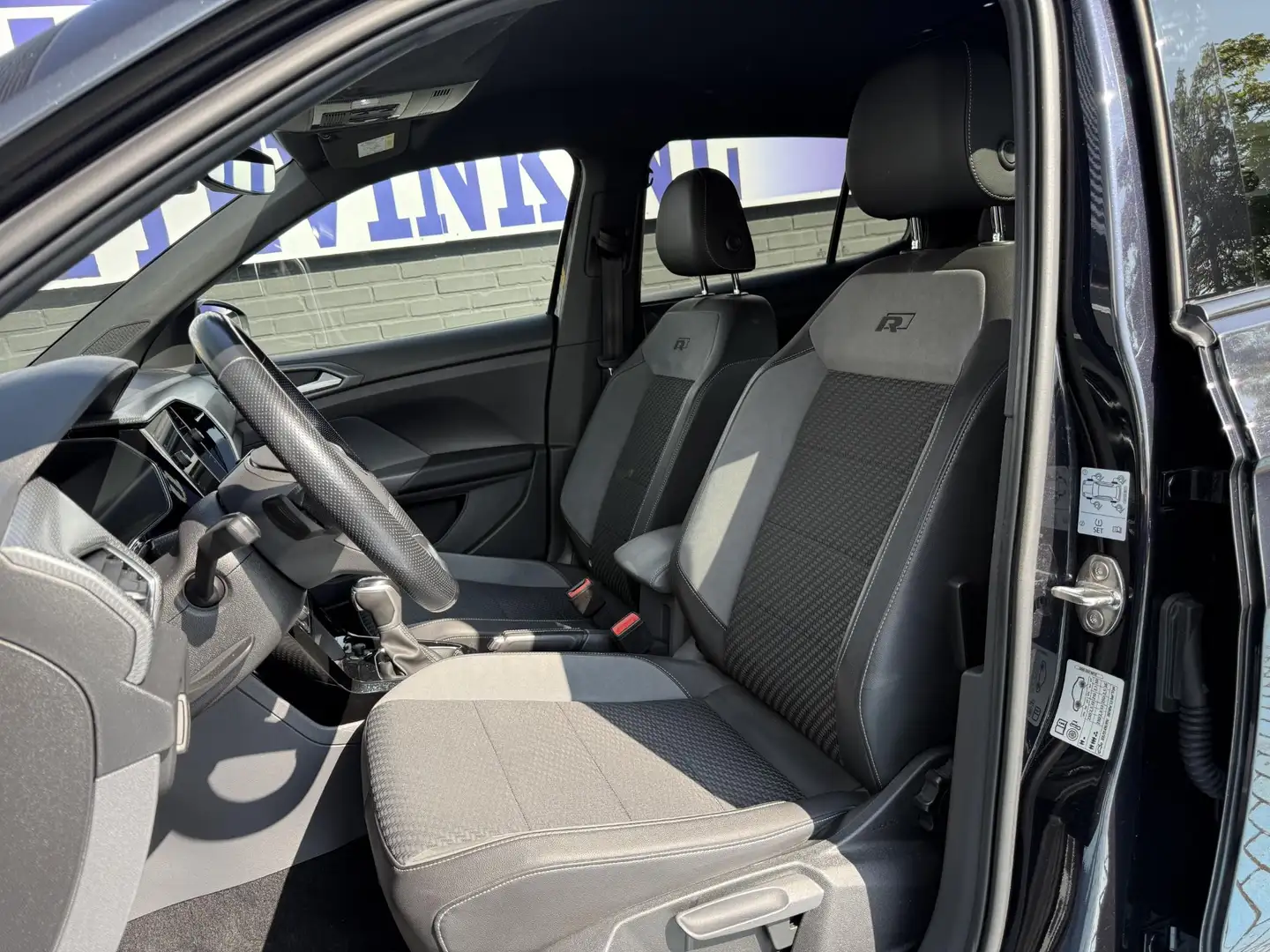 Volkswagen T-Cross 1.0 TSI R-Line ADAP CRUISE STOELVER APPLE P-CAM Zwart - 2