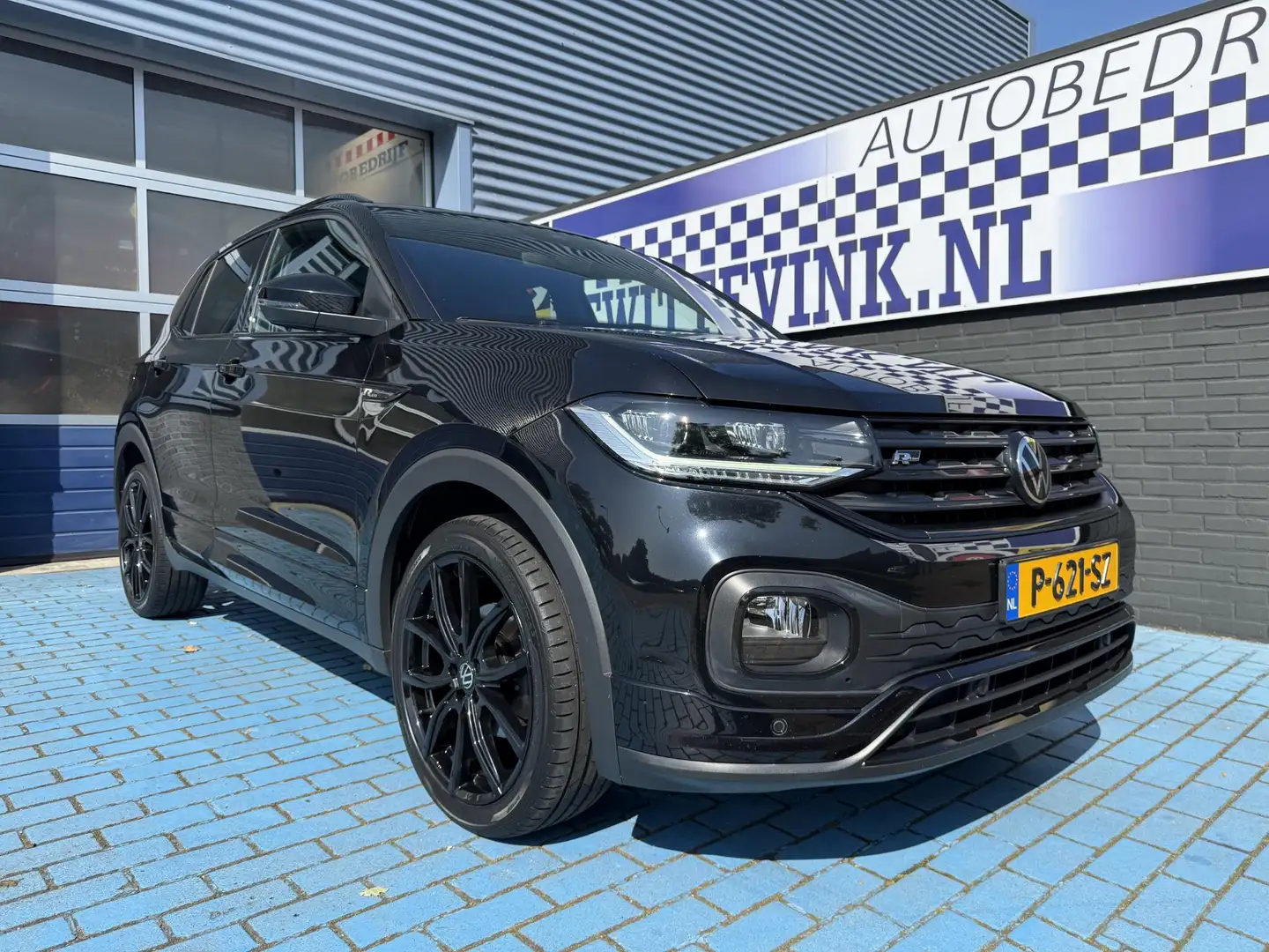Volkswagen T-Cross 1.0 TSI R-Line ADAP CRUISE STOELVER APPLE P-CAM Zwart - 1