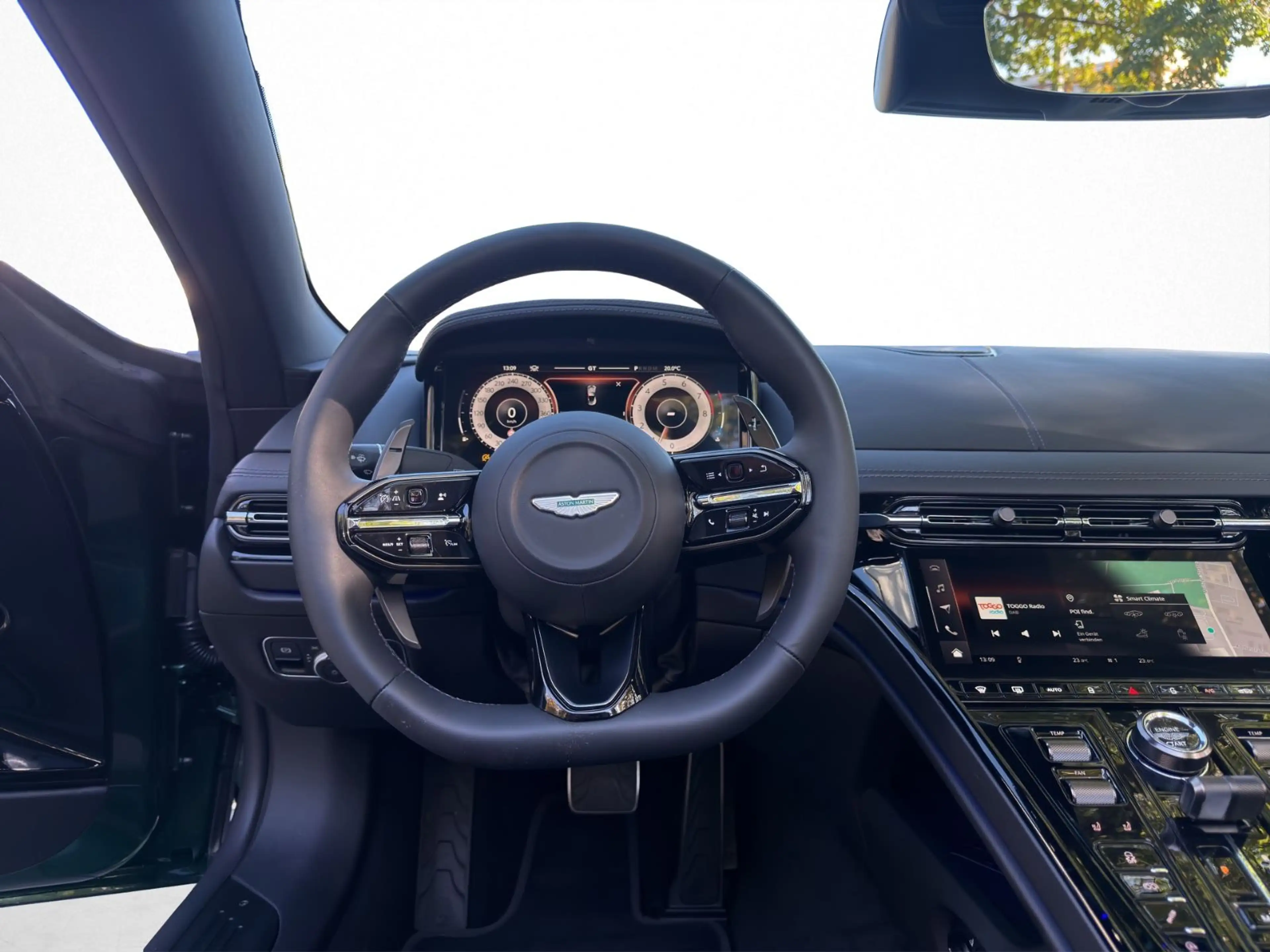 Aston Martin DB12 4.0 V8 Volante — photo 10