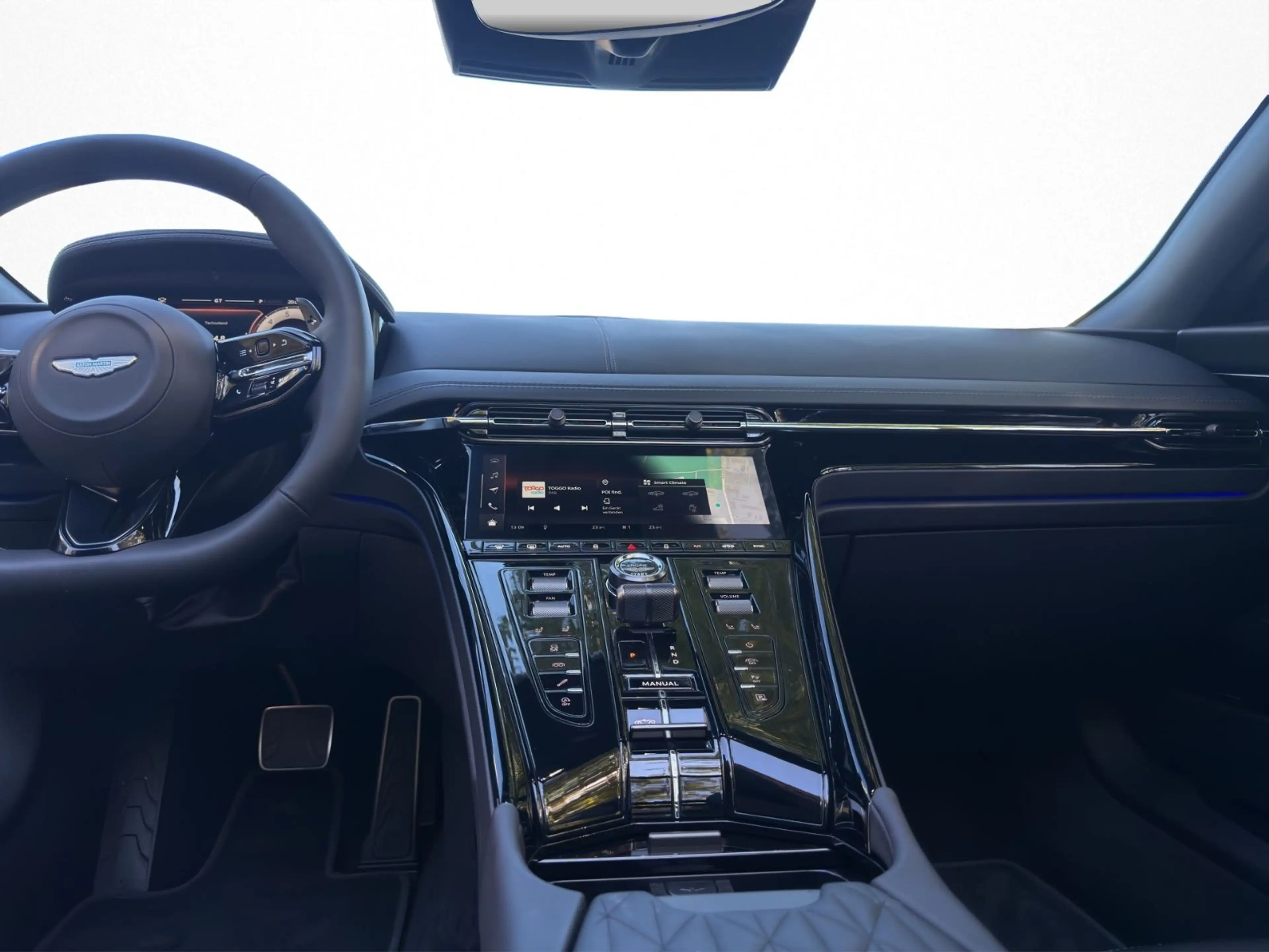 Aston Martin DB12 4.0 V8 Volante — photo 14