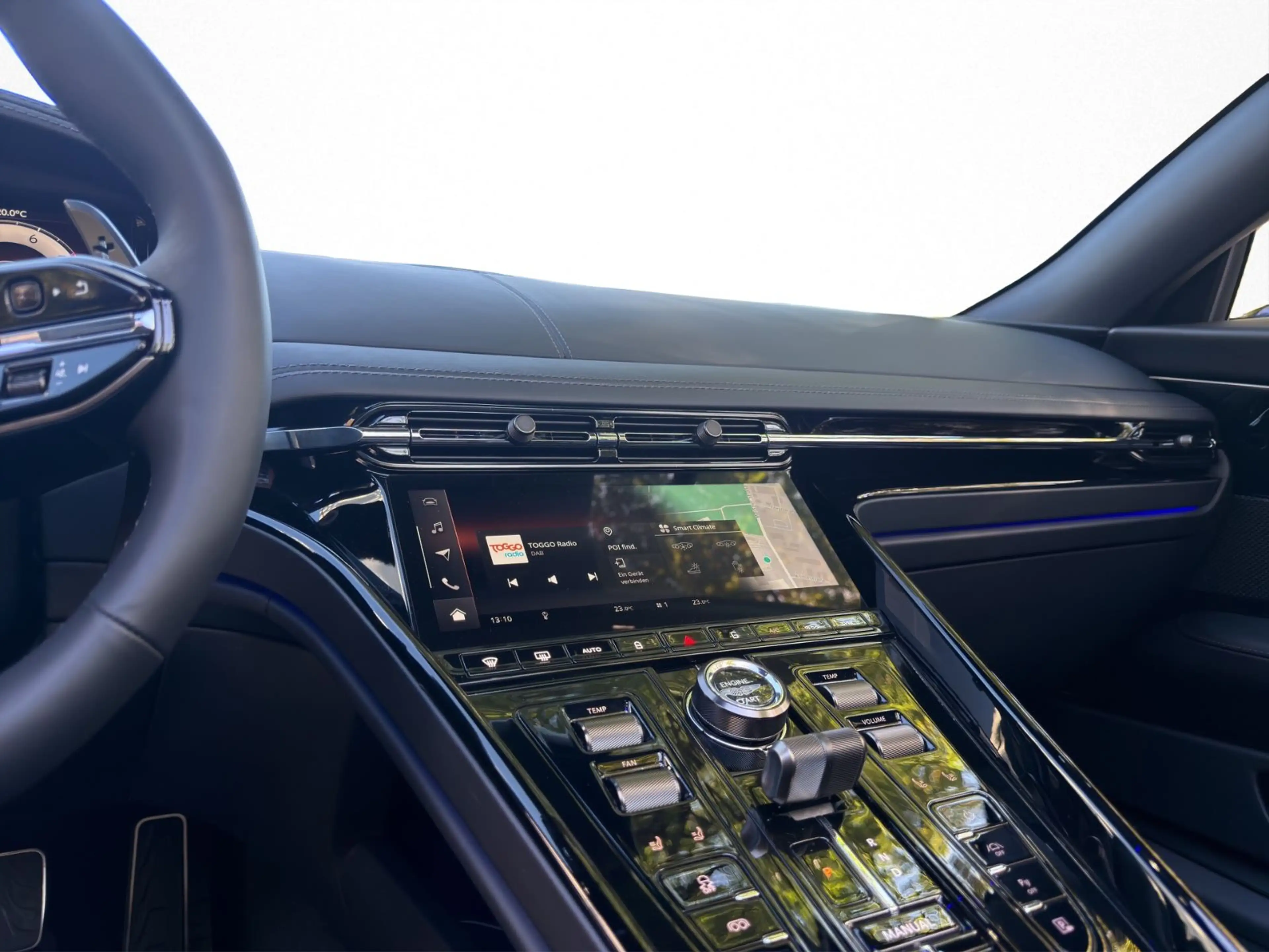 Aston Martin DB12 4.0 V8 Volante — photo 15