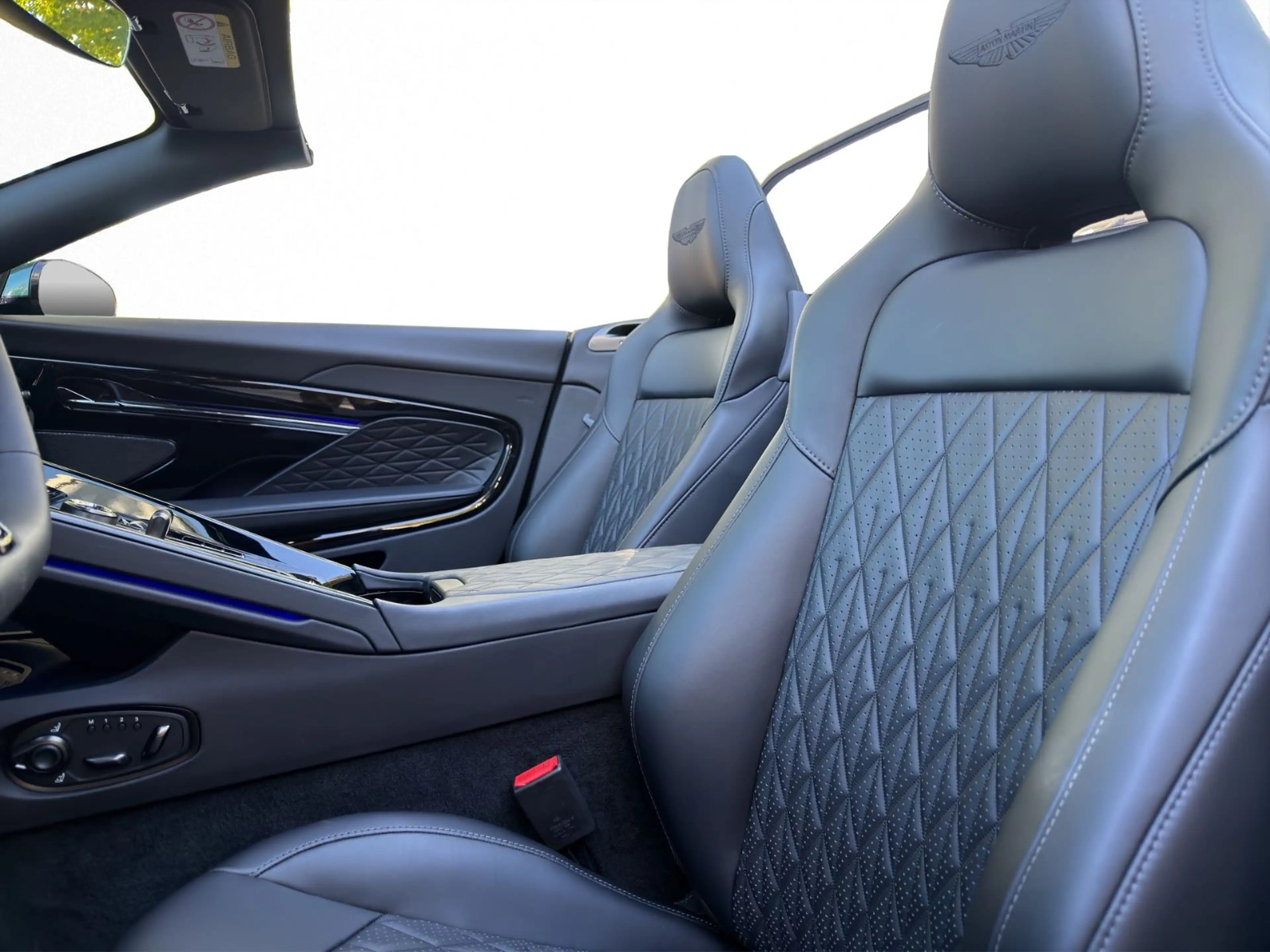 Aston Martin DB12 4.0 V8 Volante — photo 9