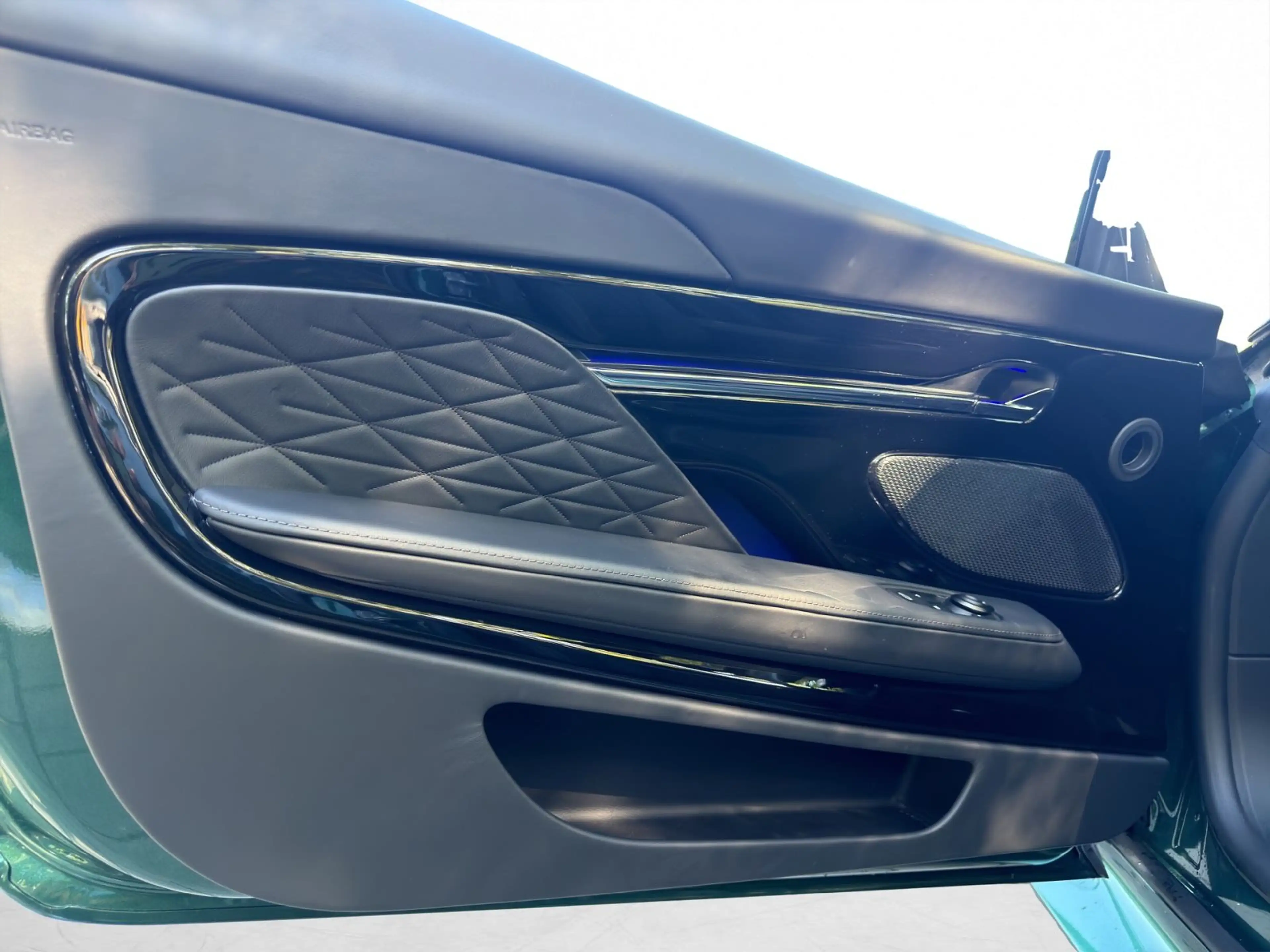 Aston Martin DB12 4.0 V8 Volante — photo 12
