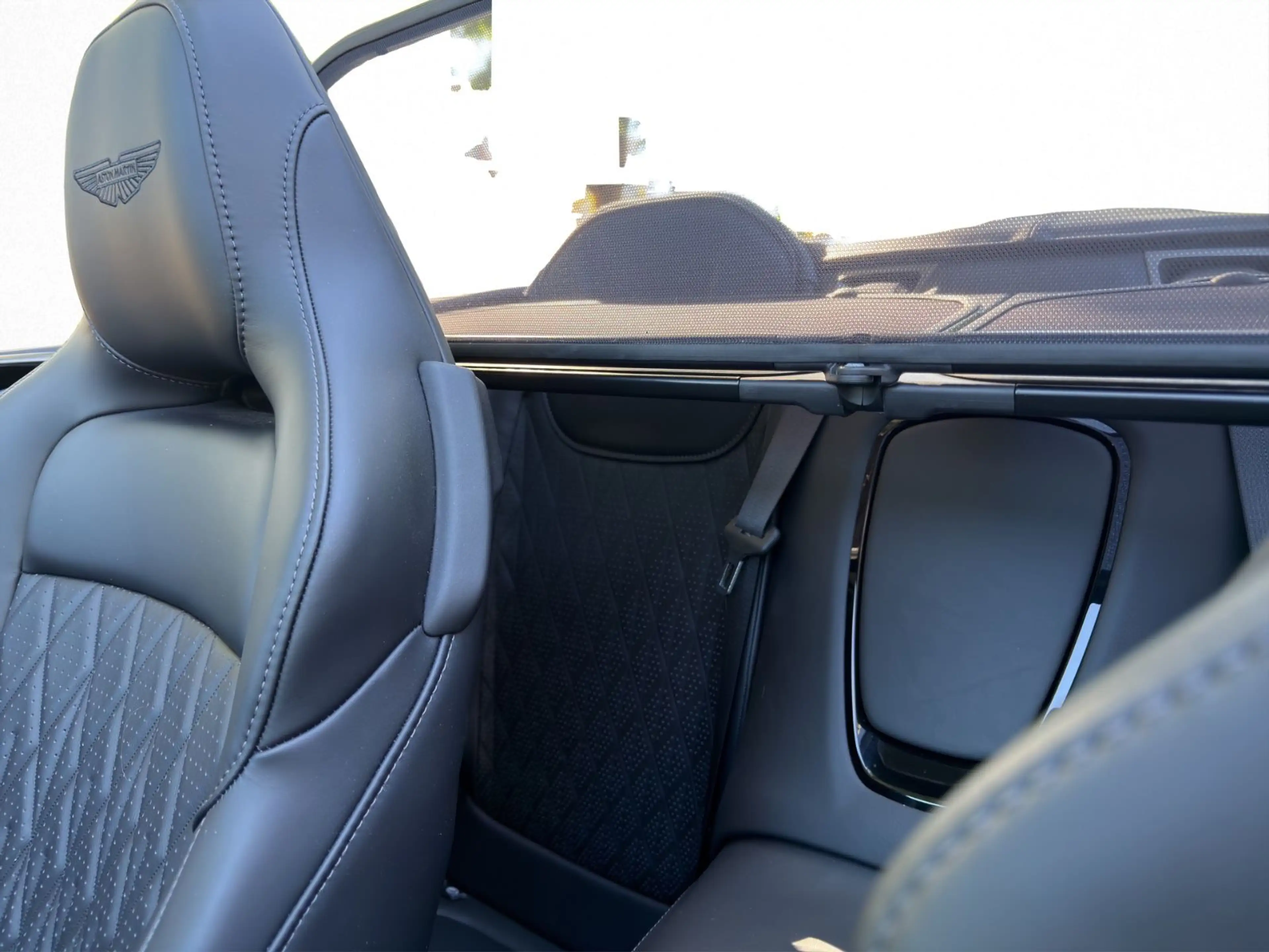 Aston Martin DB12 4.0 V8 Volante — photo 13