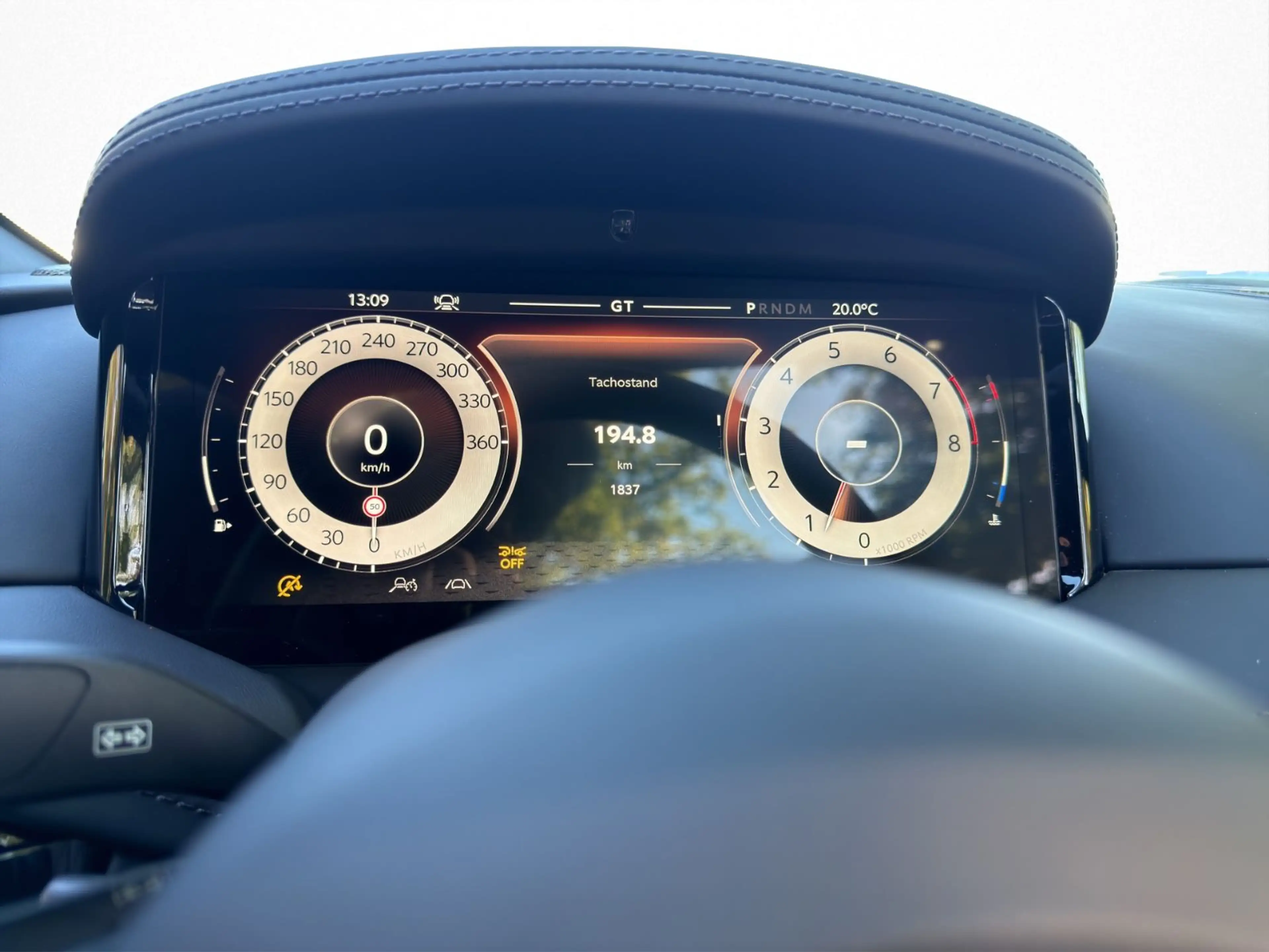 Aston Martin DB12 4.0 V8 Volante — photo 11