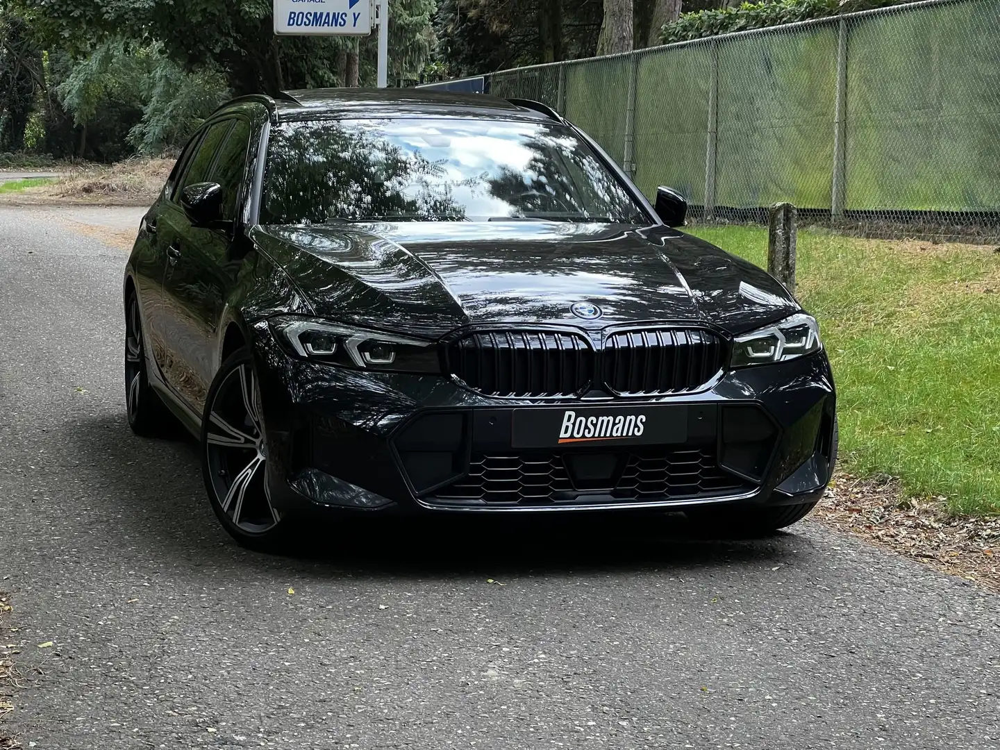 BMW 330 330e xDrive AUT Zwart - 1