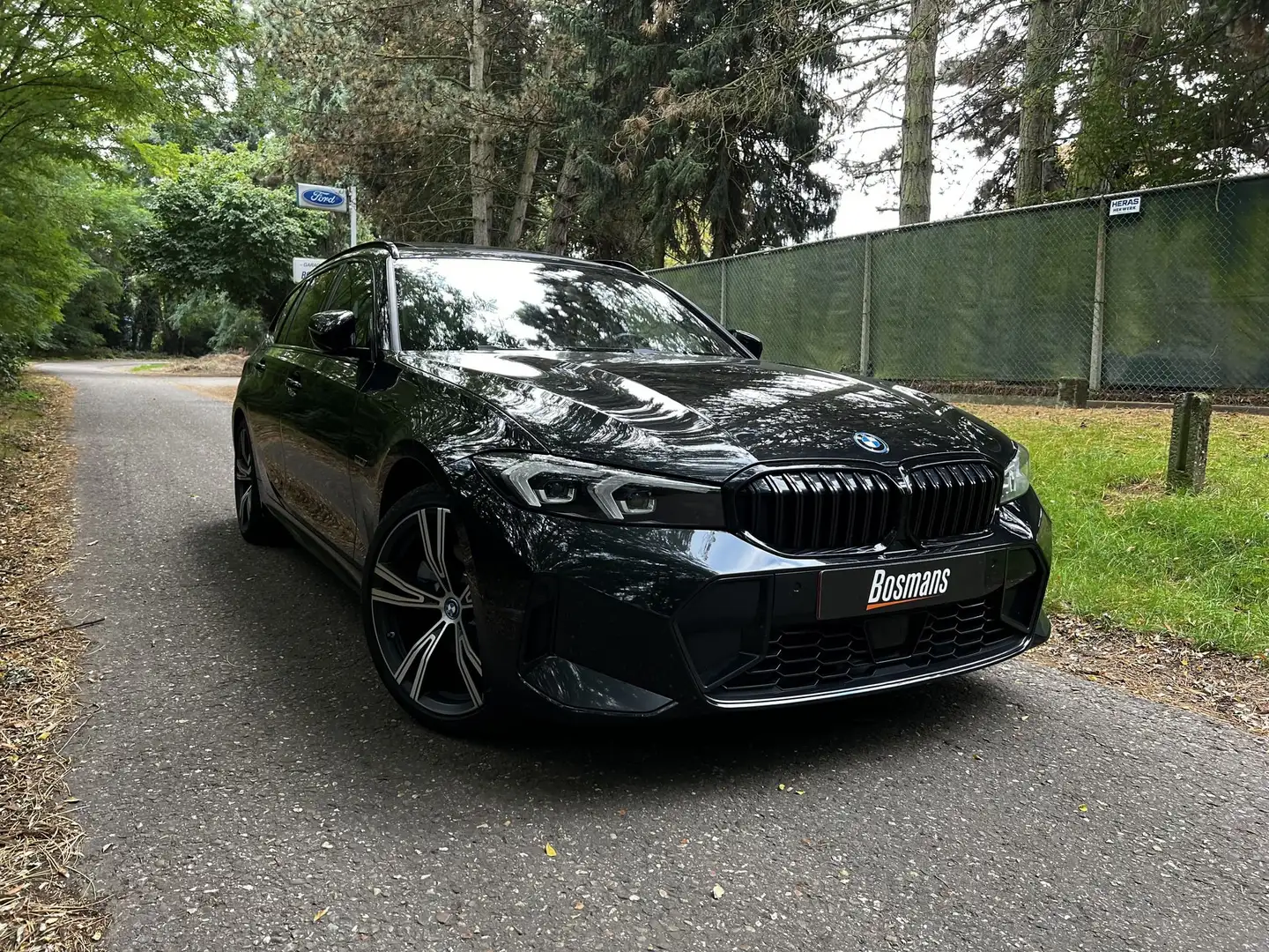 BMW 330 330e xDrive AUT Zwart - 2