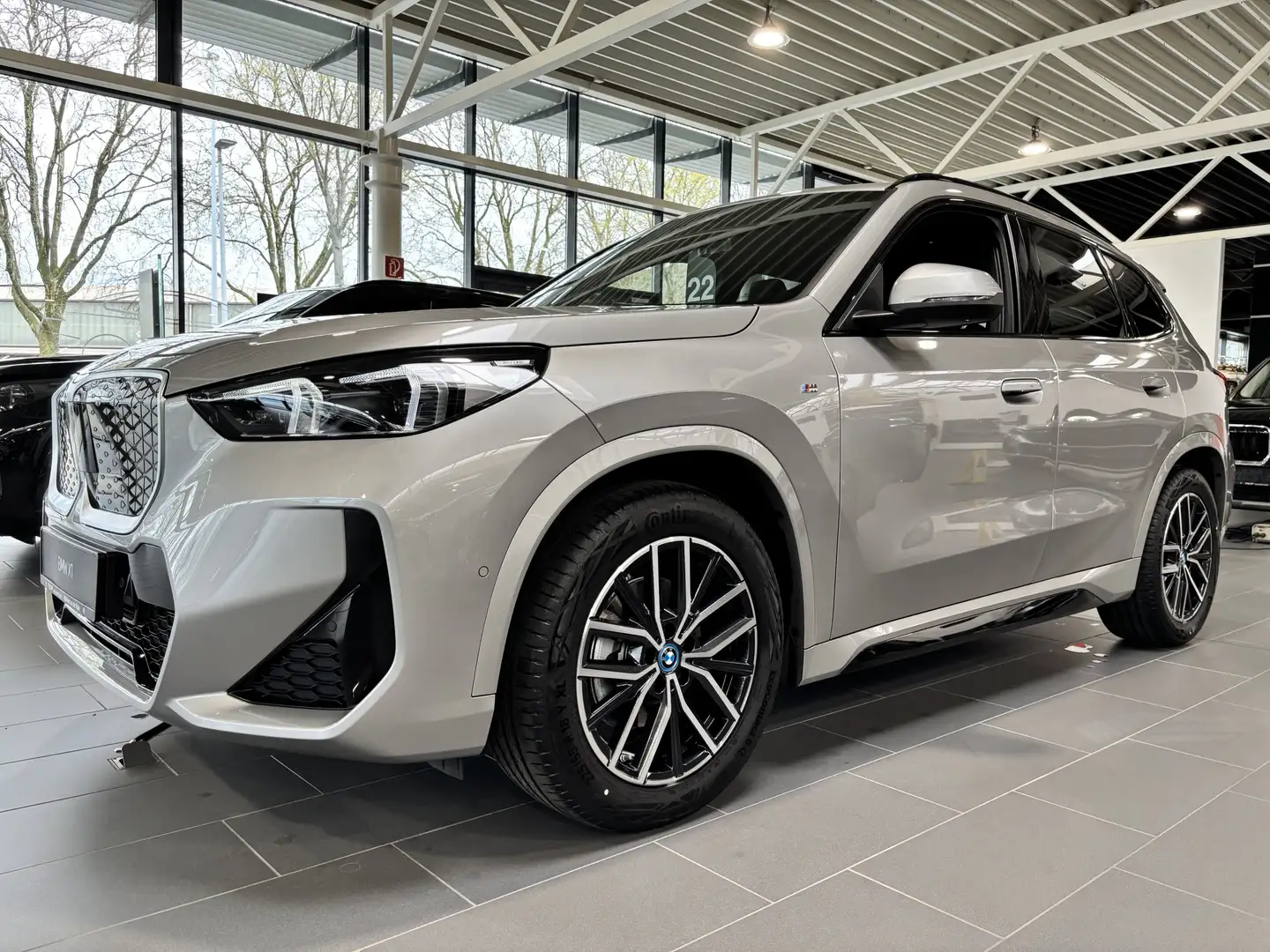 BMW iX1 eDrive20 M Sportpaket 18" AHK 0,25% Premium Drivin Grau - 2