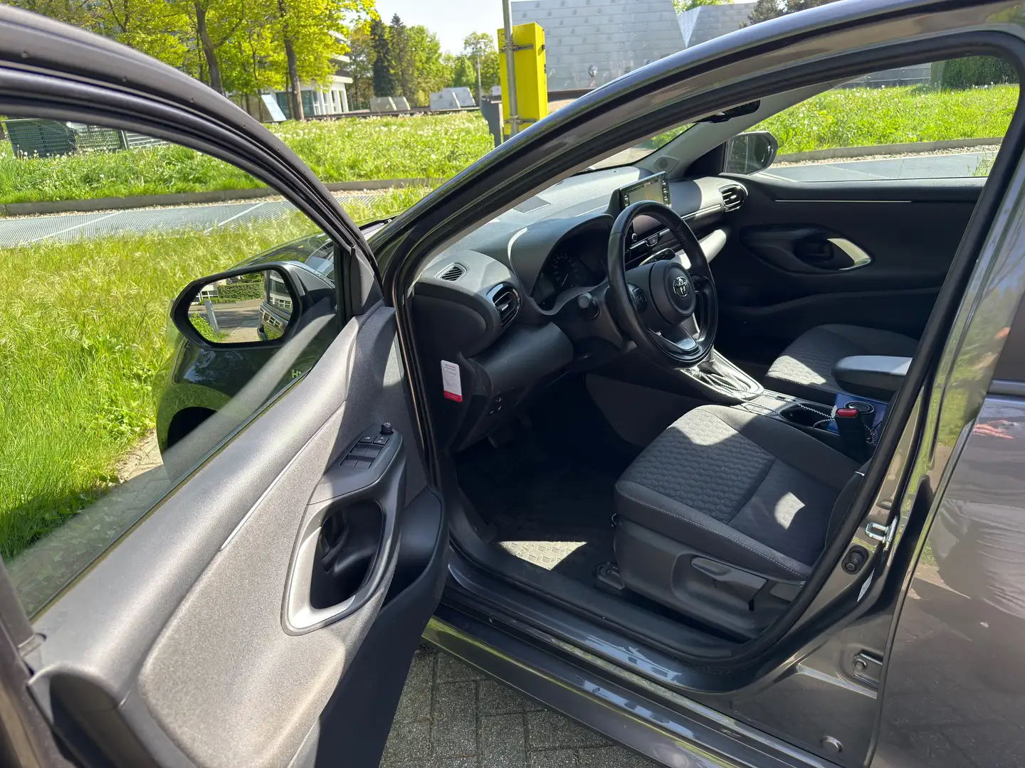 Toyota Yaris Yaris 1.5 Hyb. Active Grijs - 2