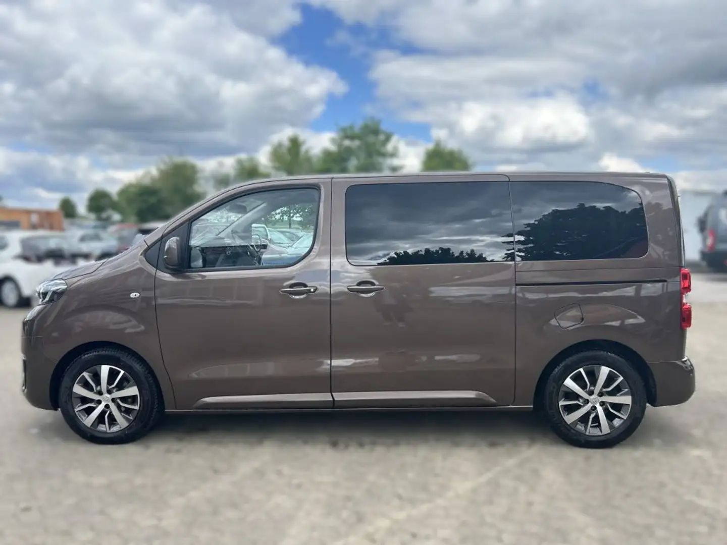 Toyota Proace 2,0-l-D-4D L1 (7-Si.) Autm. Verso Executive Bruin - 2