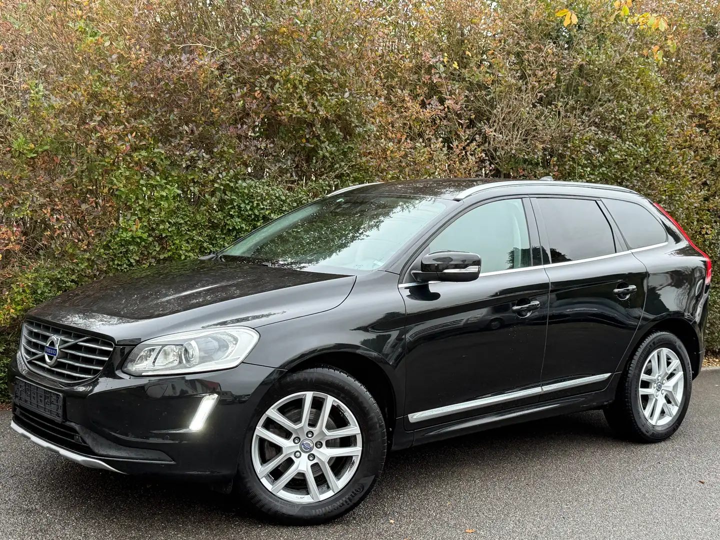 Volvo XC60 2.0 D3 Geartronic+NAVI+CAMERA+CUIR+EURO 6B+JANTES Zwart - 1