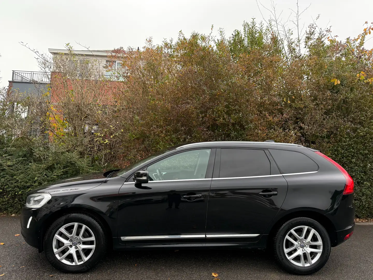 Volvo XC60 2.0 D3 Geartronic+NAVI+CAMERA+CUIR+EURO 6B+JANTES Zwart - 2