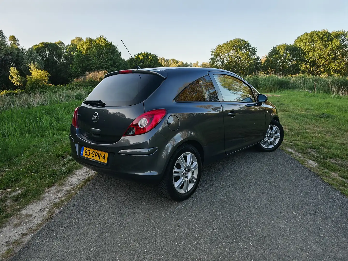 Opel Corsa 1.4 16V Cosmo Grijs - 2