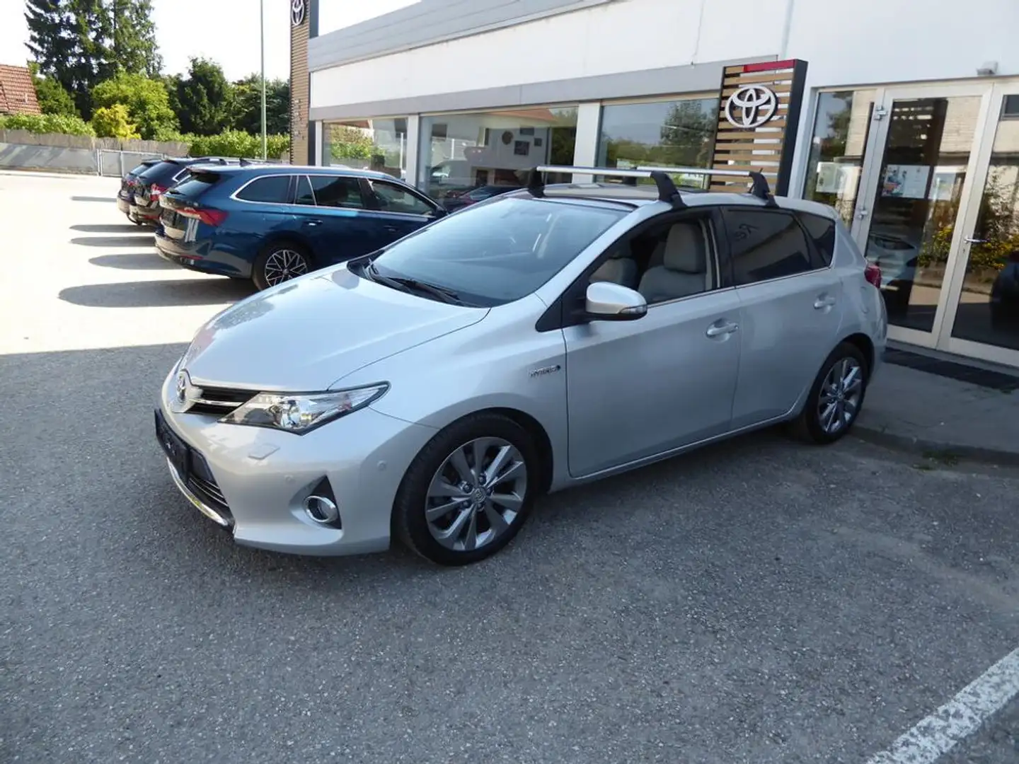 Toyota Auris 1,8 VVT-i Hybrid Lounge *XENON*PANO* Silber - 2