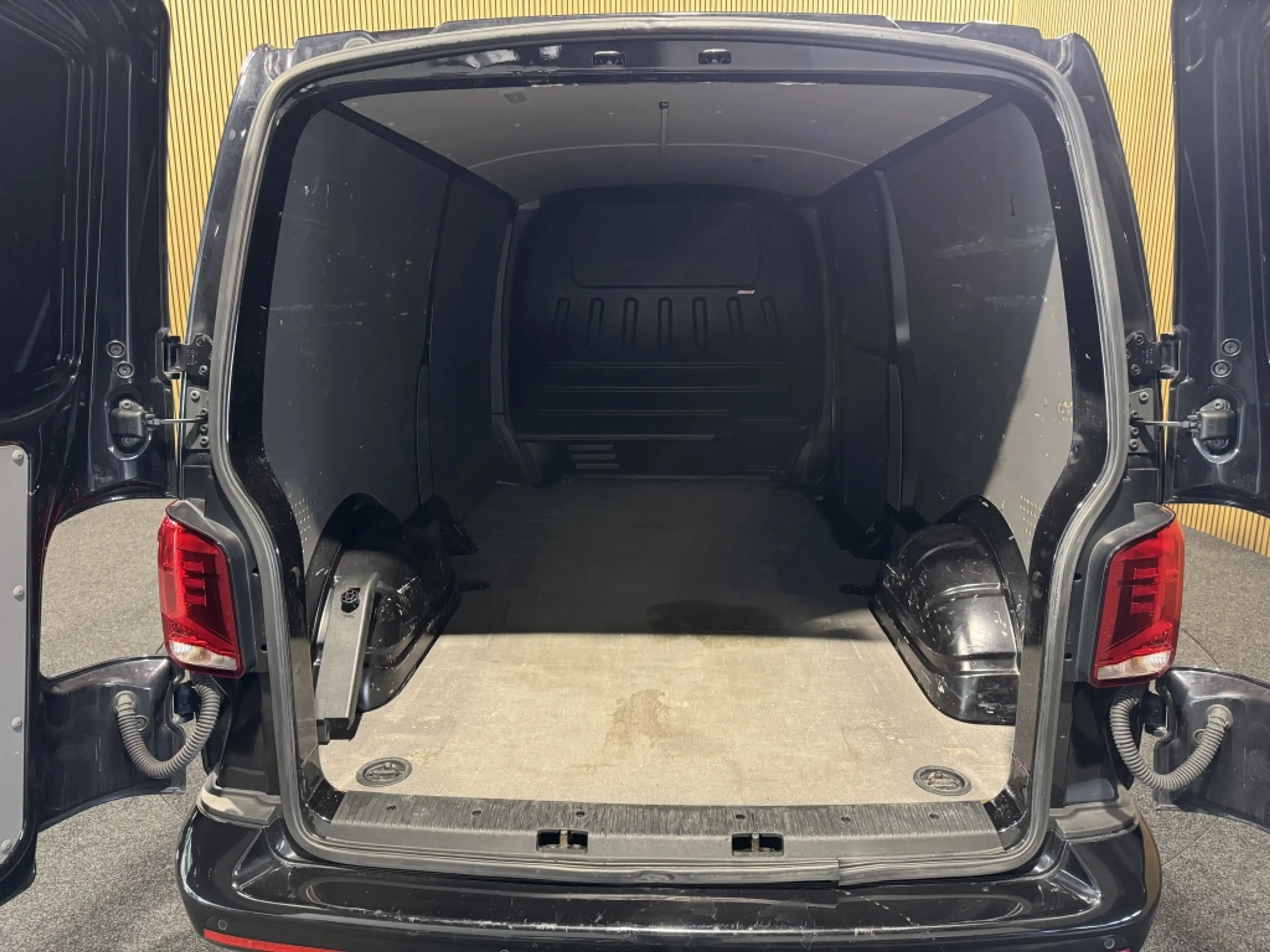 Volkswagen Transporter 2.0 TDI L2H1 Business | 20" wielen | Ad. Cruise | — photo 10