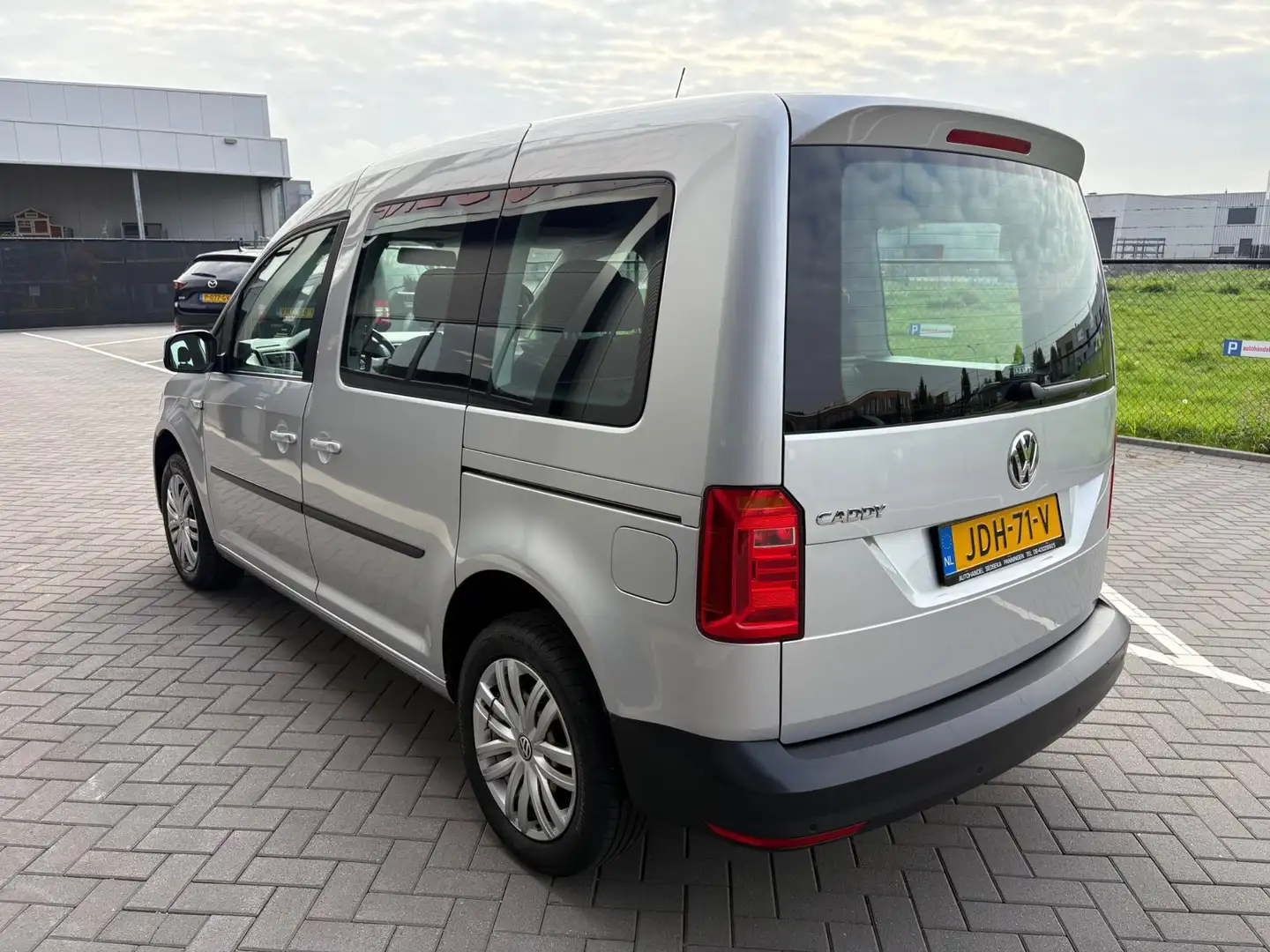 Volkswagen Caddy 1.4 TSI DSG 5 persoons Grau - 2