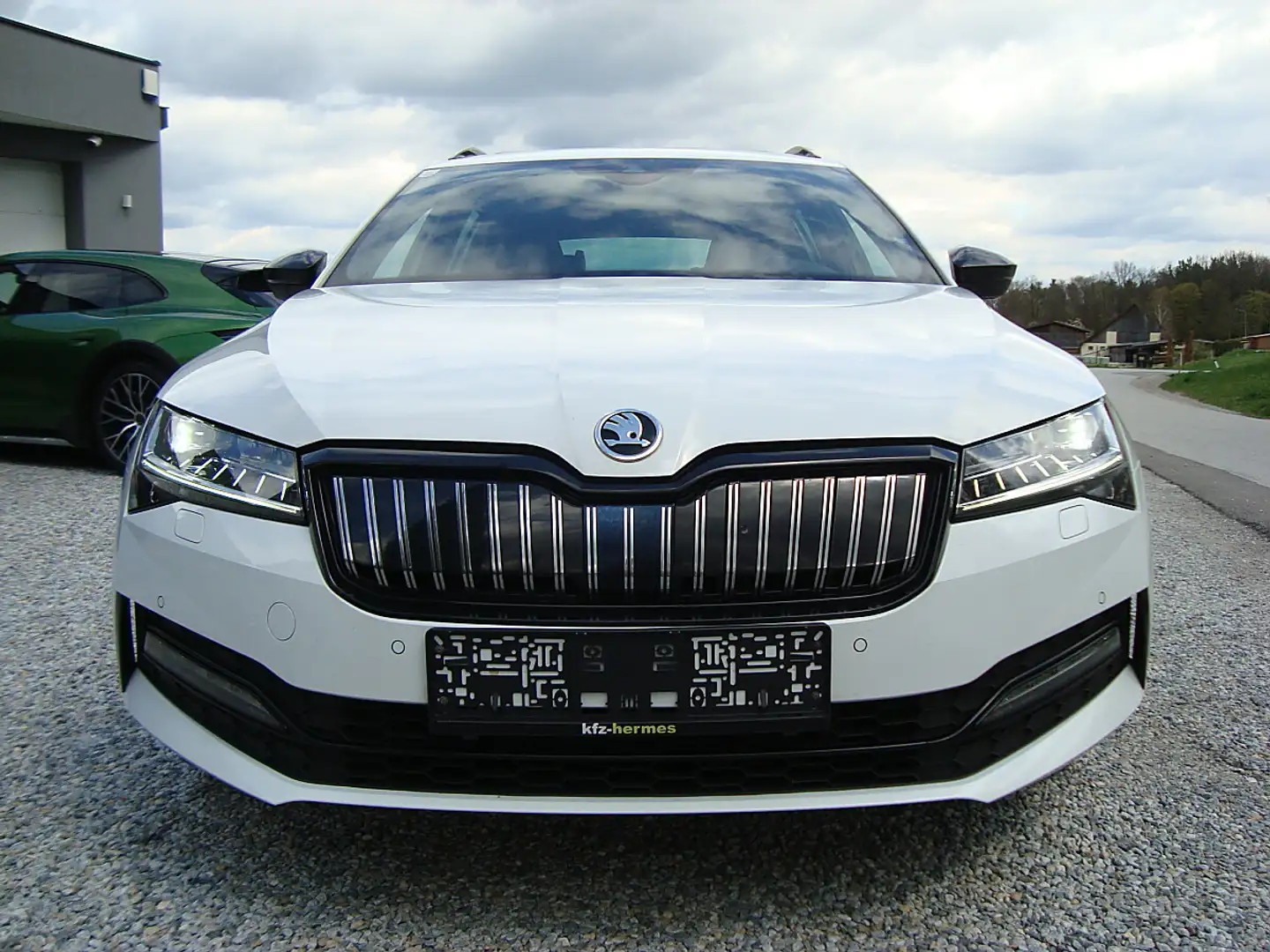 Skoda Superb Kombi IV Sportline DSG 1-Hand Voll !! Weiß - 2
