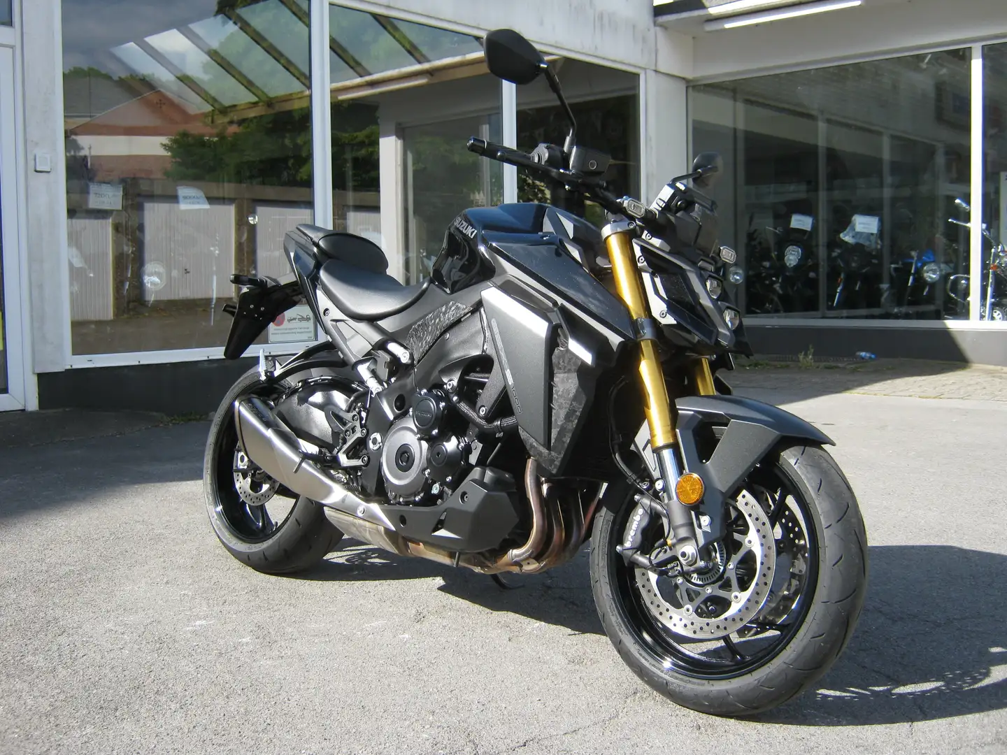 Suzuki GSX-S 1000 Reifen neu Schwarz - 1