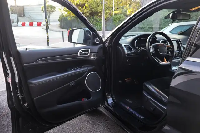 Jeep Cherokee view 11