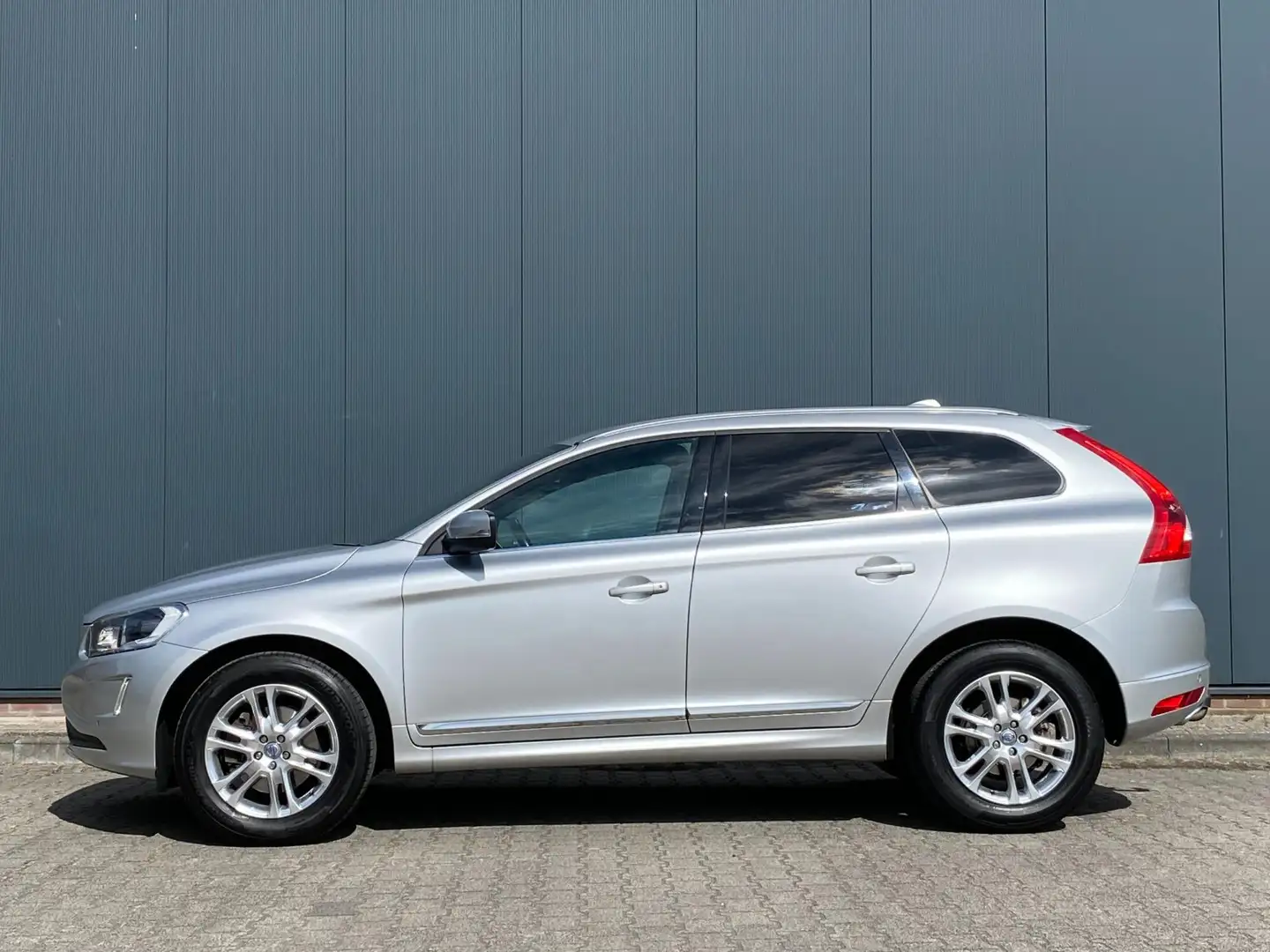 Volvo XC60 2.4 D4 Summum | Trekhaak | Navi | Xenon | Leder | Gris - 2