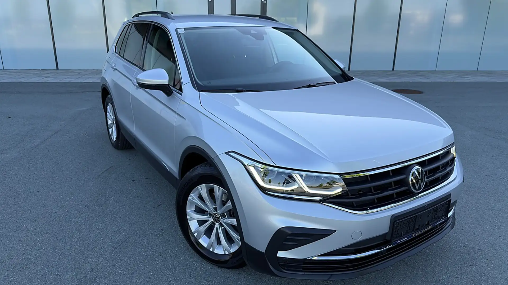Volkswagen Tiguan 2,0 TDI AHK LED 360° KAM Silber - 2